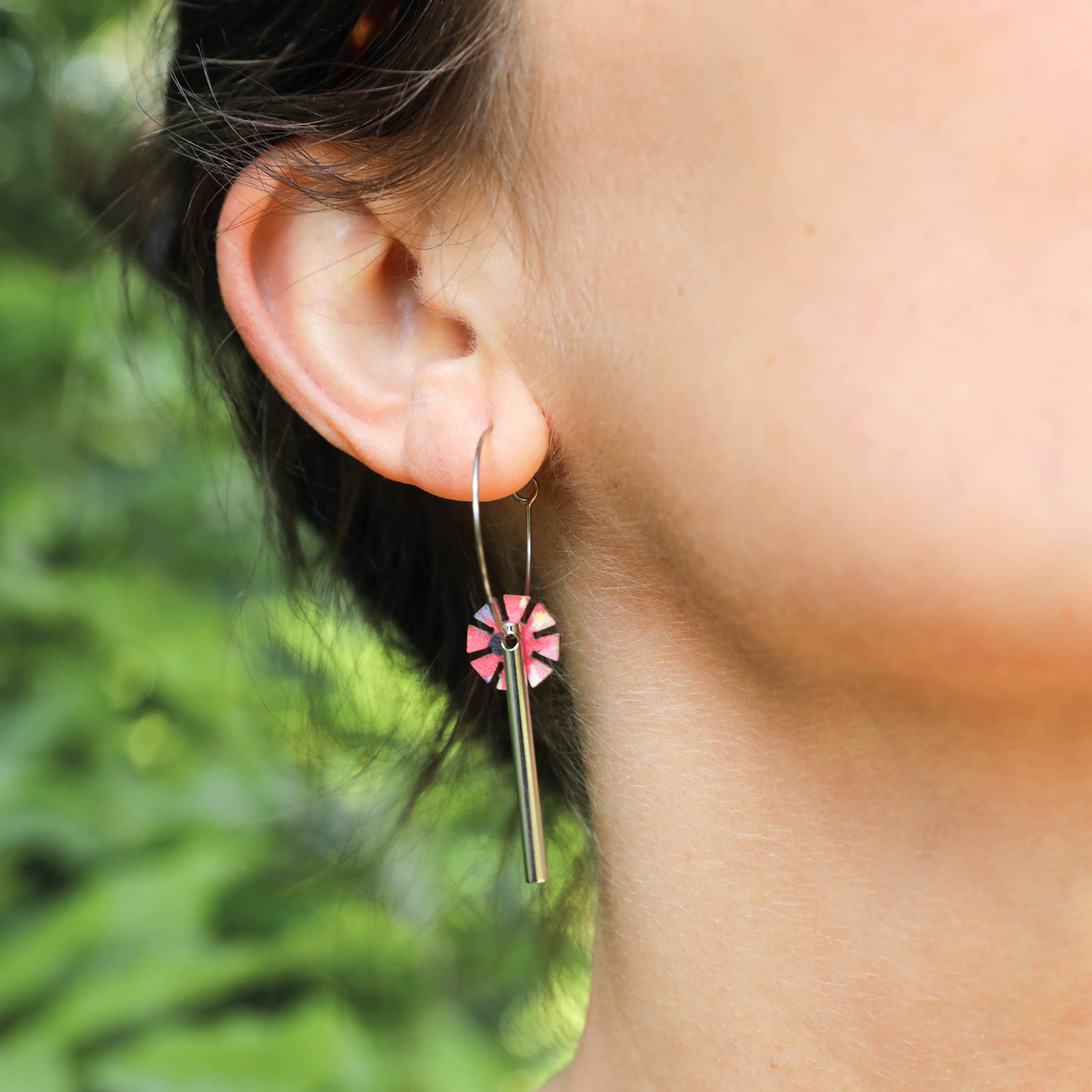 Une floraison spontanée venue squatter tes créoles.
Éphémères dans le stock, éternelles dans le style.
Ces fleurs-là ne faneront pas au bout d’une semaine.
Et comme toujours : tu peux les changer, les échanger, les combiner.
C’est ton jardin. Tu choisis ce qui pousse.