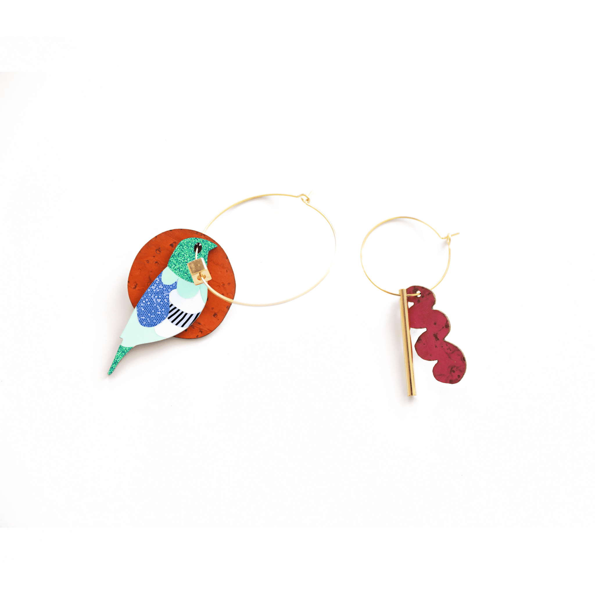 Boucles d’oreilles DIY Bird à personnaliser — kit Matcha Paris avec oiseau en papier à peindre, liège coloré et attaches dorées, fabrication artisanale française.