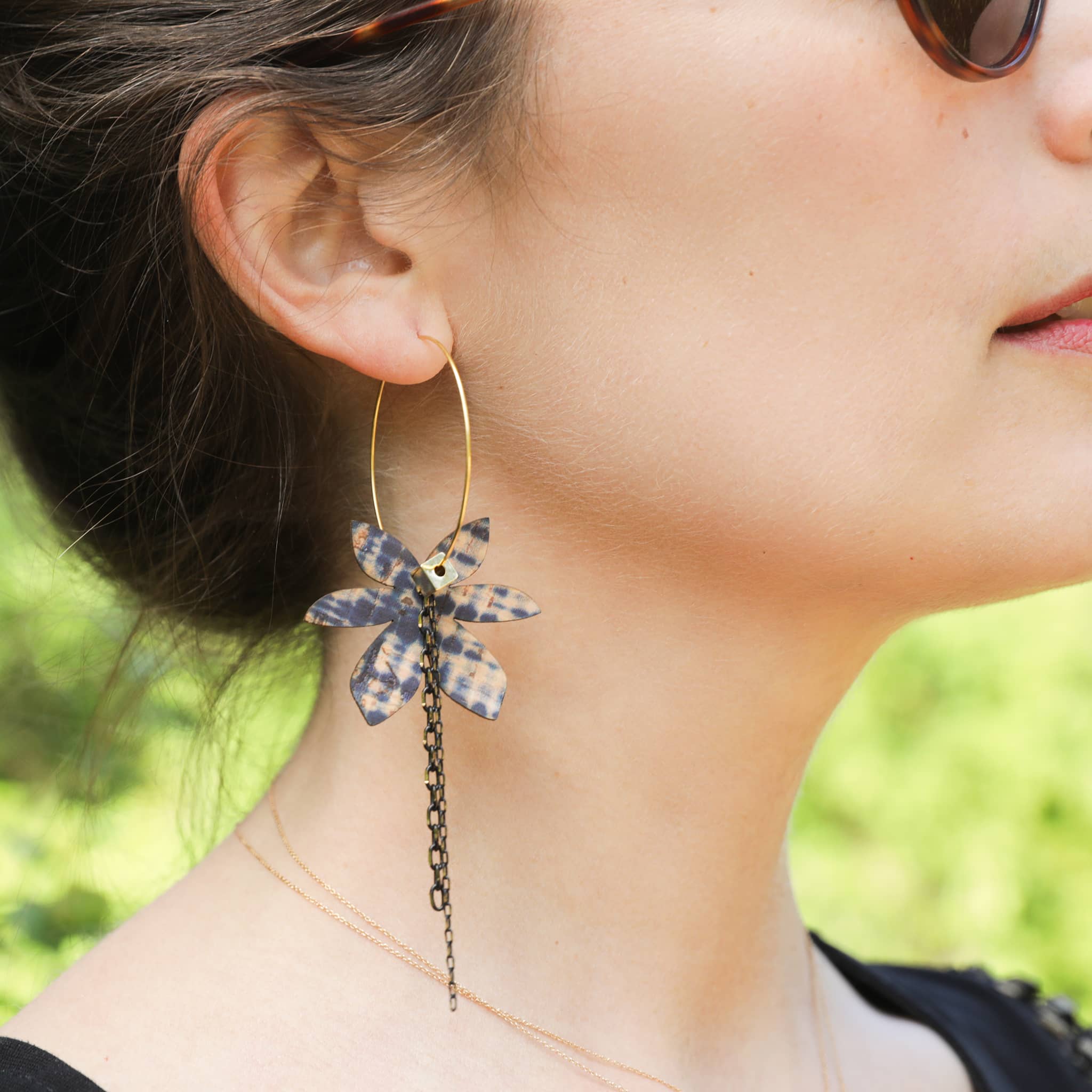 Des boucles d’oreilles dépareillées et pleines de peps pour un style affirmé. Edition limitée, fabriquée en France à la main.