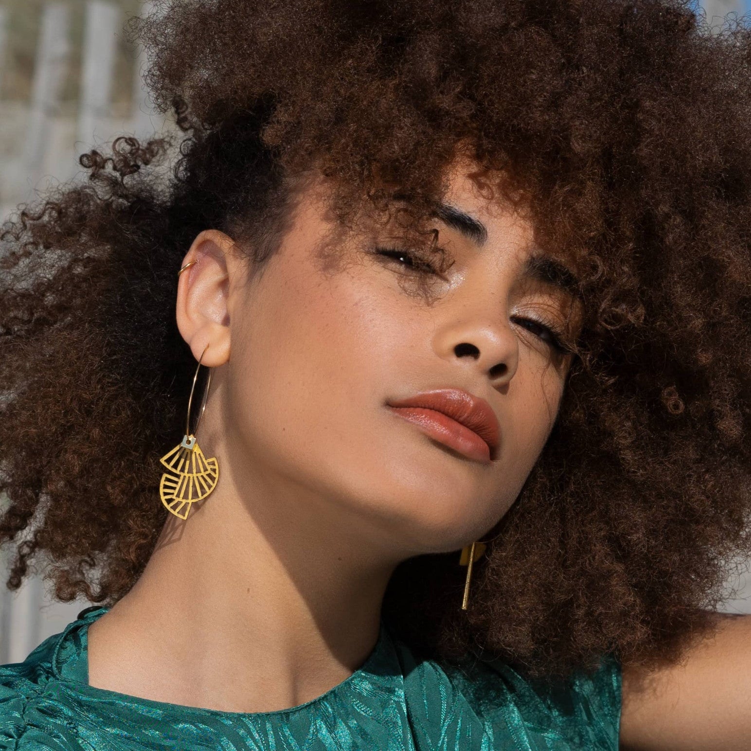 Boucles jaunes graphiques – look audacieux et fait main