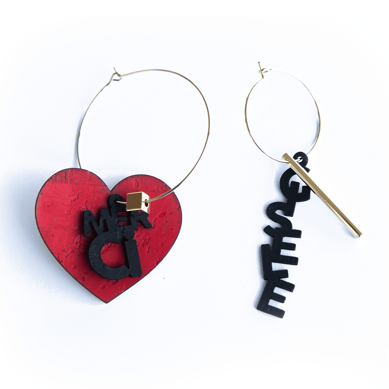 Boucles d'Oreilles Dépareillées "Merci Gisèle" - Packaging et Accessoires