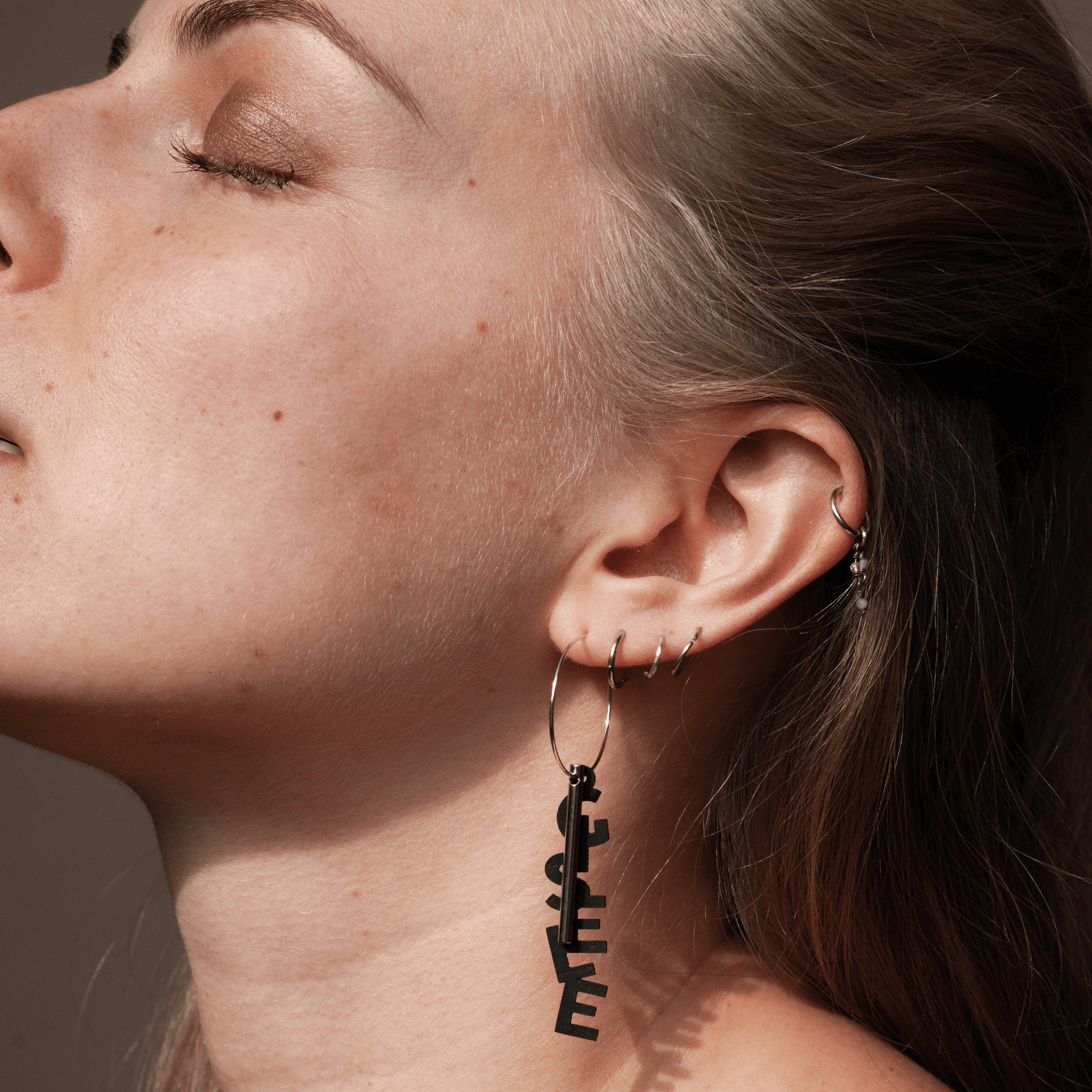 Boucles d'Oreilles Dépareillées "Merci Gisèle" - Portées par une Modèle