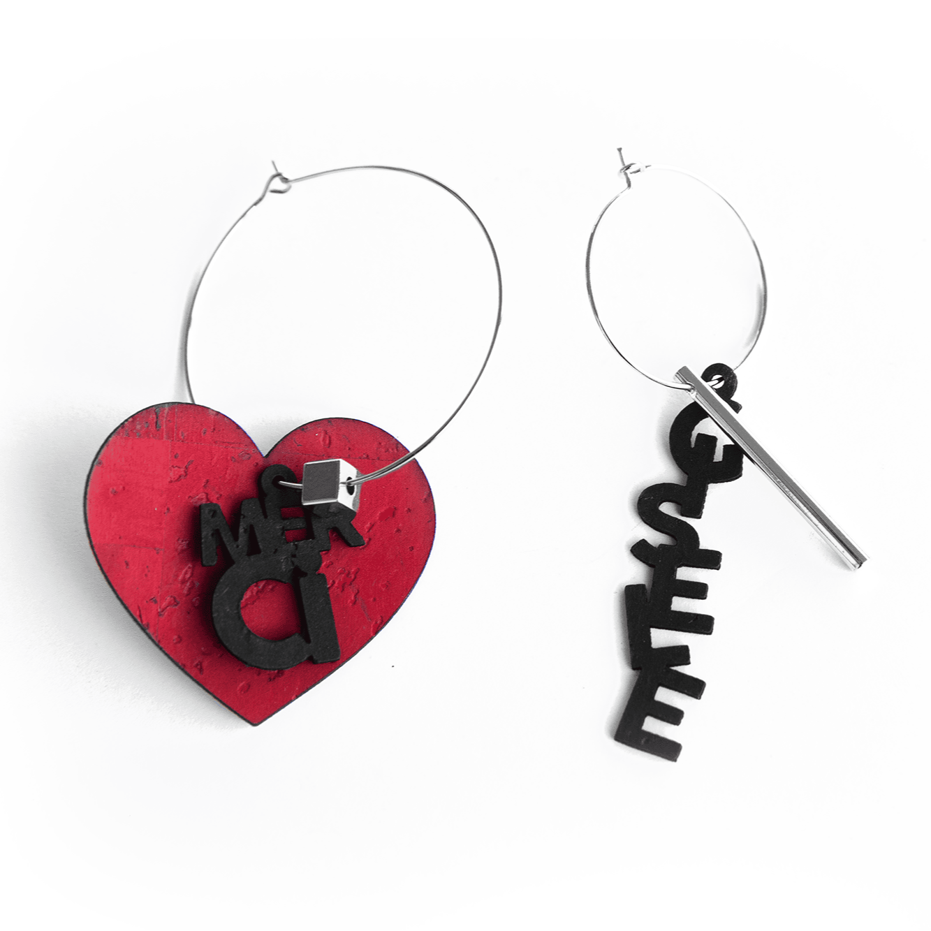 Boucles d'Oreilles Dépareillées "Merci Gisèle" - Vue de Face