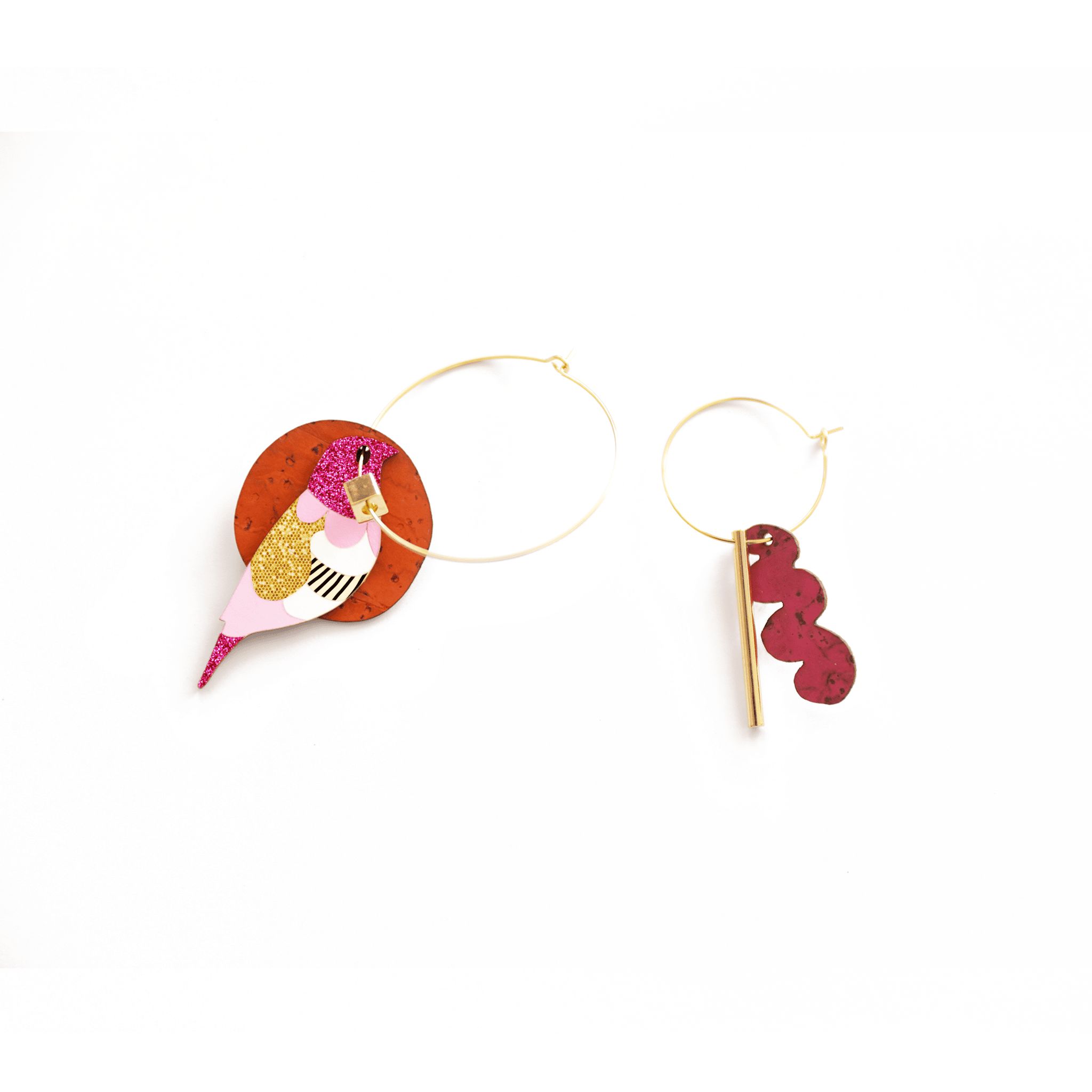 Kit bijou personnalisé Bird : créez vos boucles d’oreilles avec des formes en liège recyclé et un oiseau en papier à peindre, signé Matcha Paris, mode éthique et fun.
