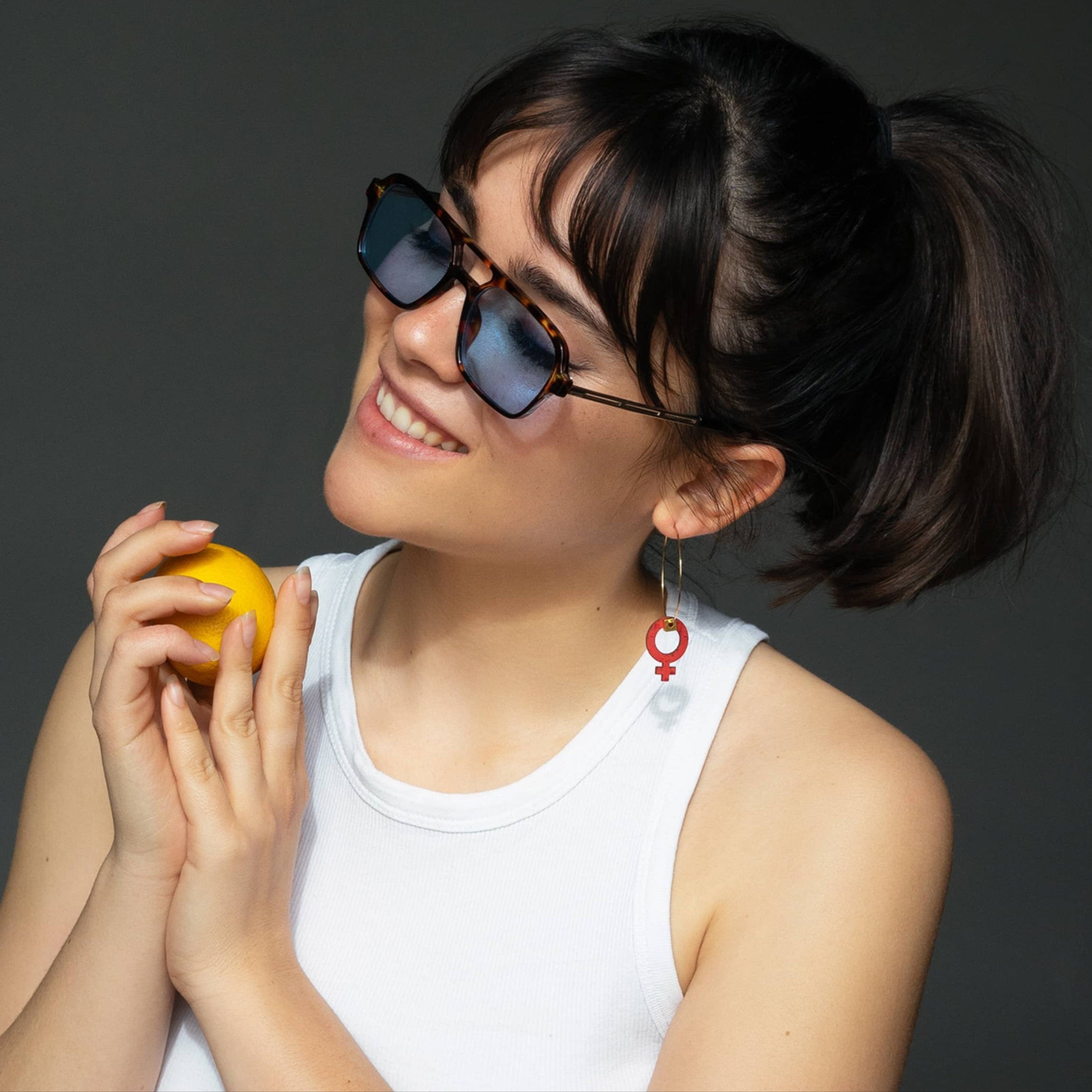 Fier.e de porter un message - Boucles "Wonderwoman" pour un style engagé