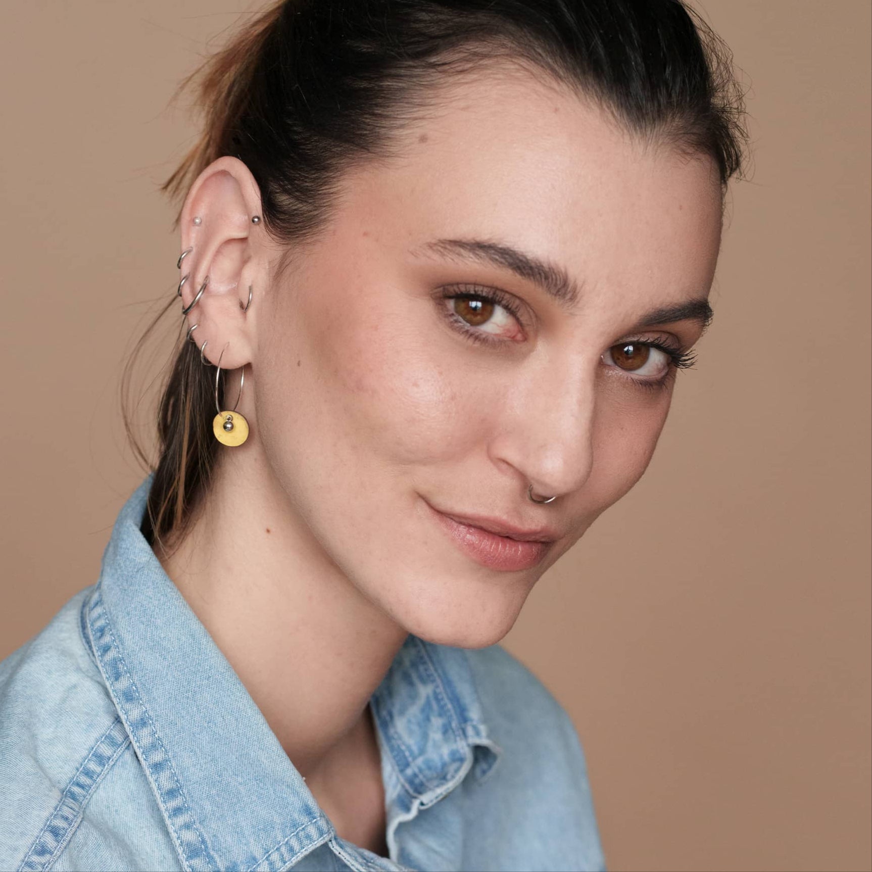 Détail des minis créoles Lilis - Élégance et originalité au bout des oreilles