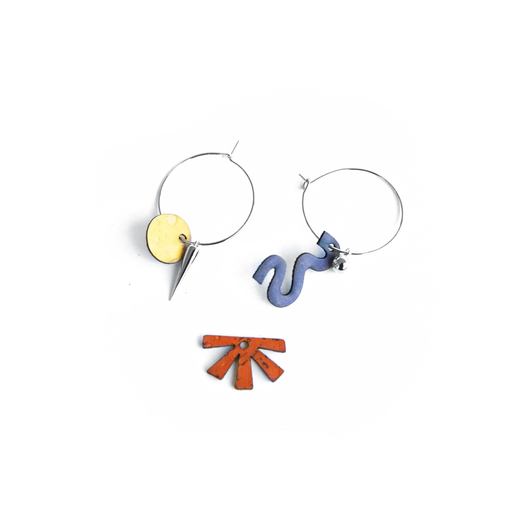Coffret minis créoles Sunny - Vue d'ensemble avec deux créoles et cinq breloques colorées