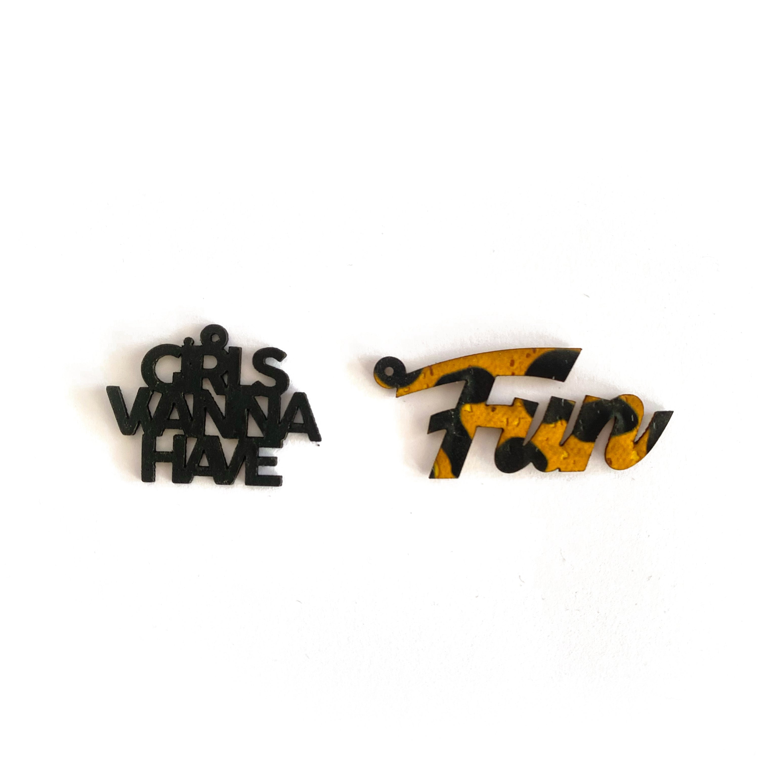 Créoles Asymétriques "Girls Just Want to Have Fun" - Breloques Originales et Tendance