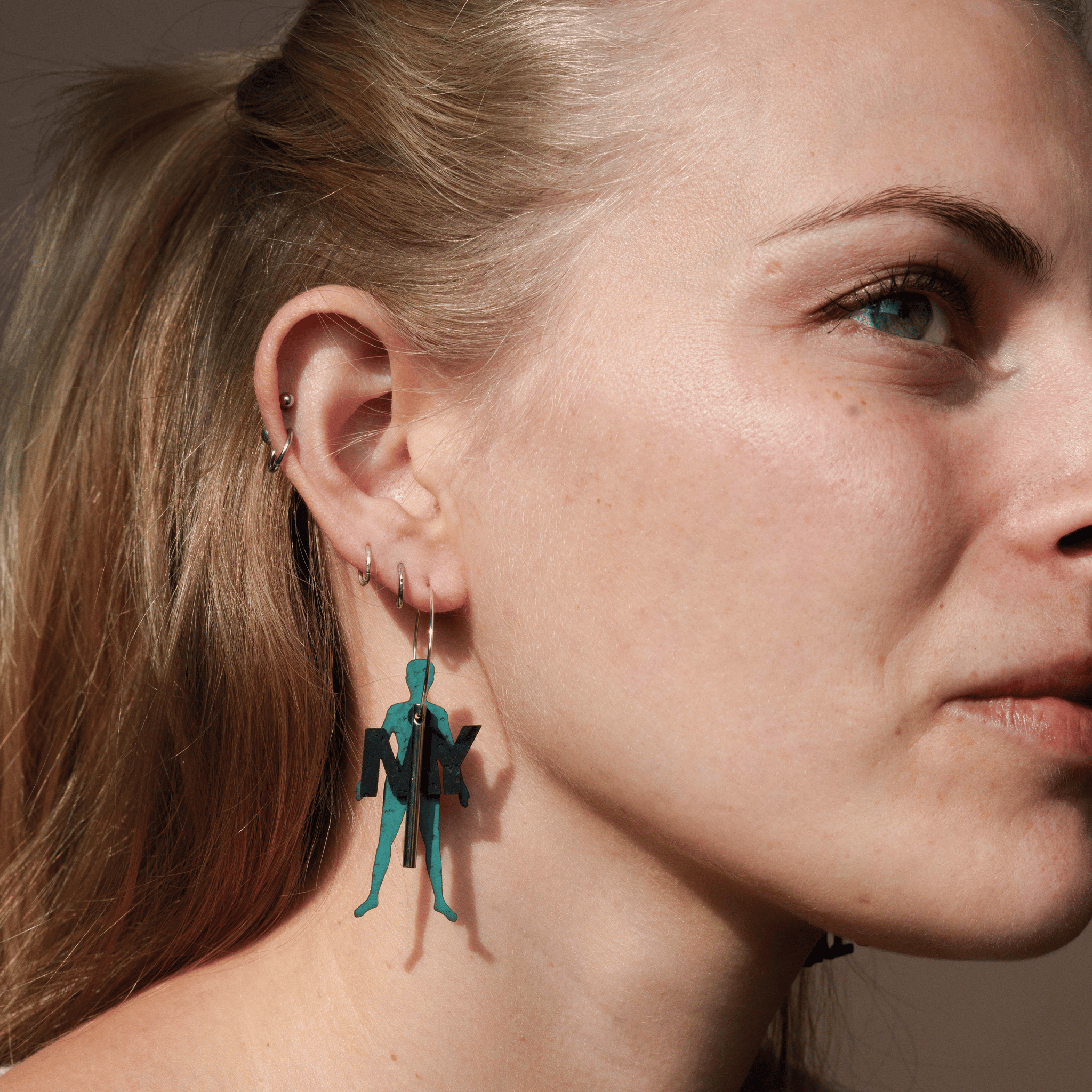 Boucles d'Oreilles Dépareillées "My Body My Choice" - Vue de Face