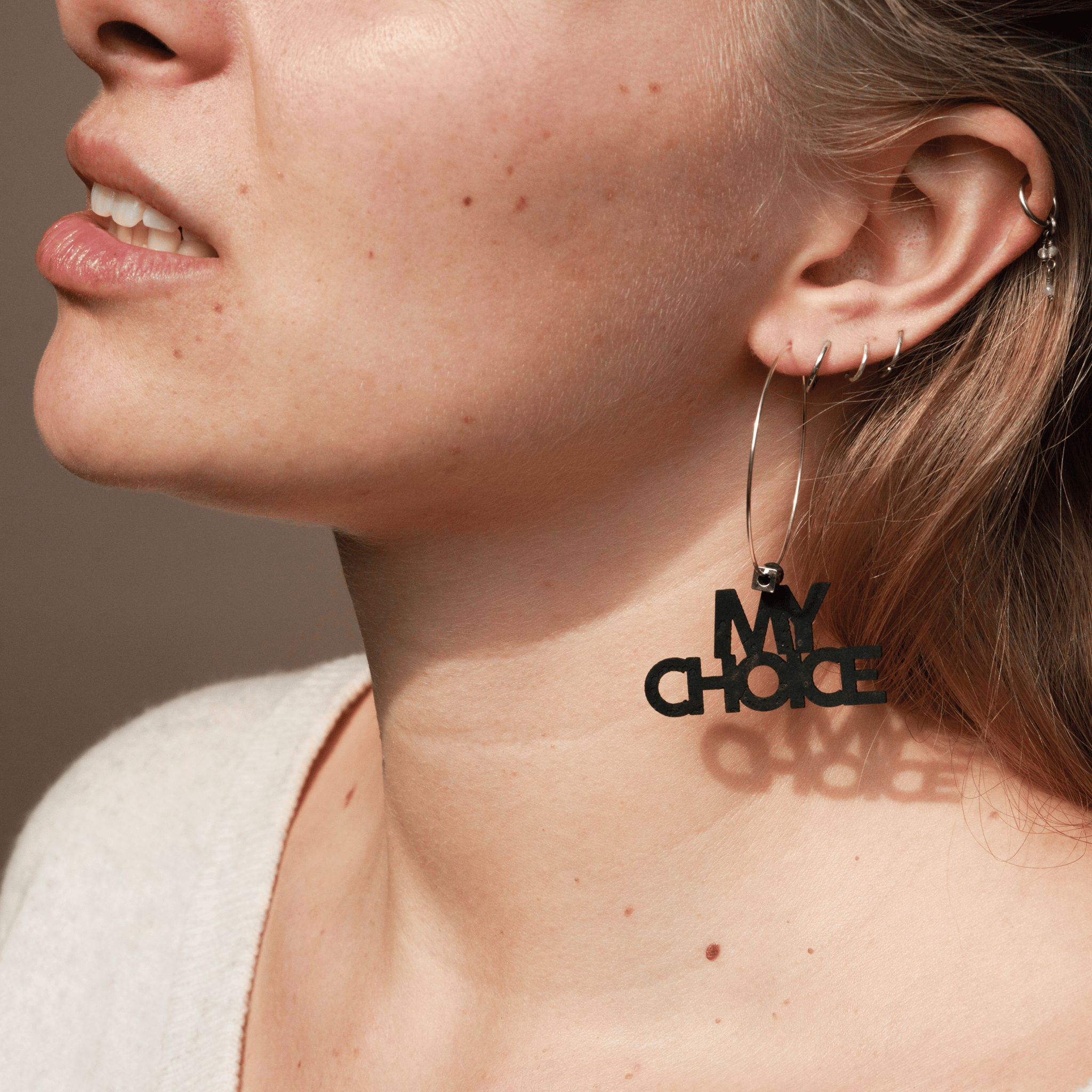 Créoles Dépareillées "My Body My Choice" - Détail des Breloques