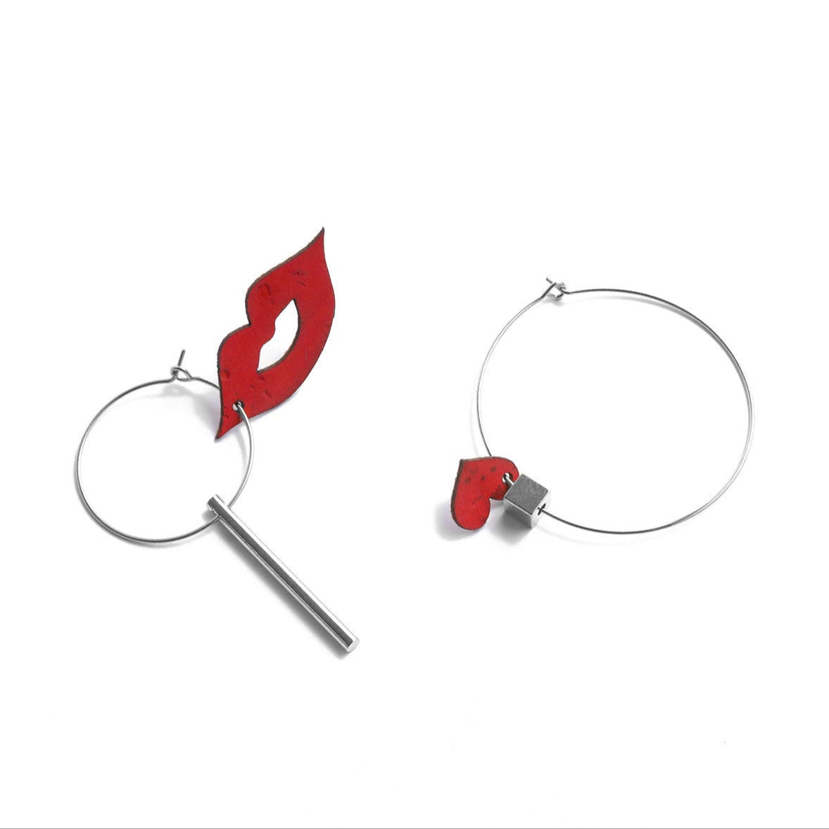 Créoles asymétriques Gala & Salvador – L’audace arty en bouche vermillon