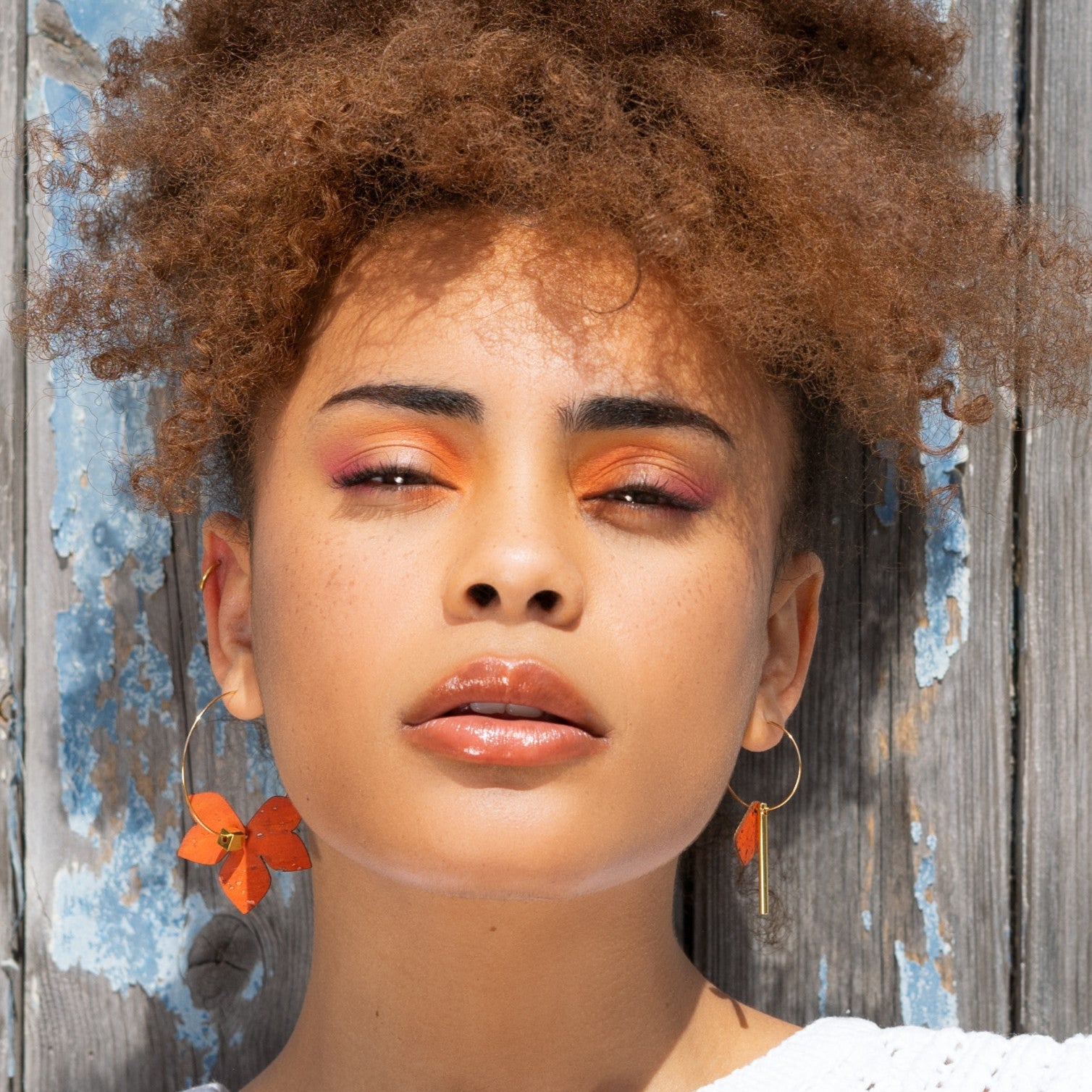 Créoles dépareillées en fleur – pièce forte et féminine