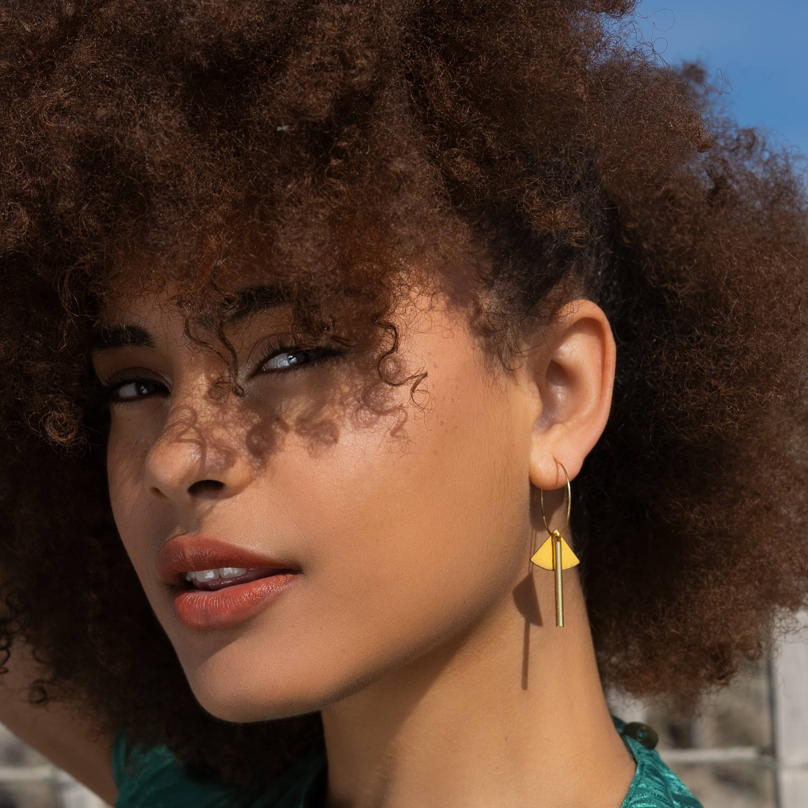 Créoles "Pénélope et Javier" Jaunes - Boucles d'Oreilles Dépareillées et Lumineuses