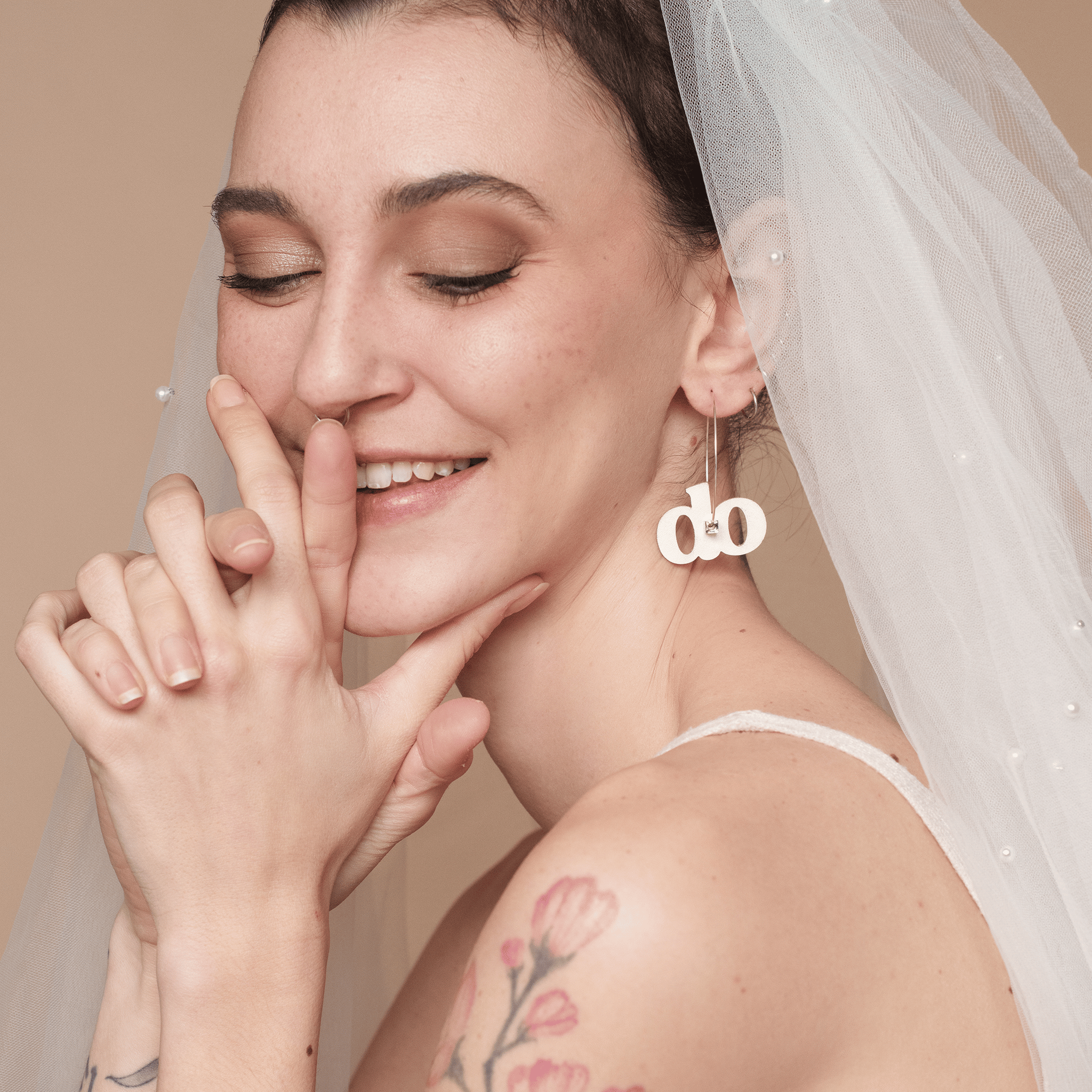 Portées avec grâce - Les créoles "I DO" sublimant votre tenue nuptiale