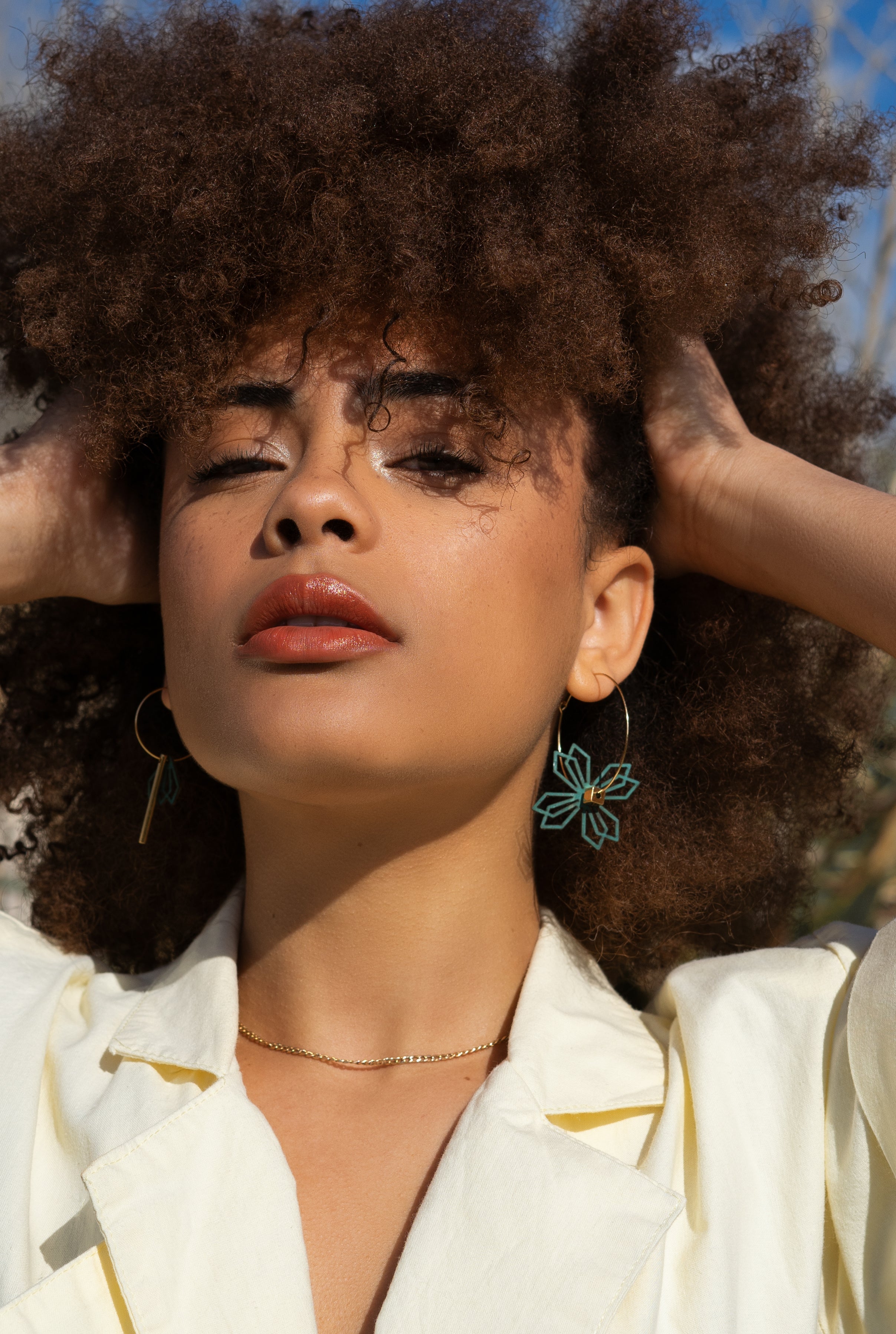 Boucles d’oreilles dépareillées : la tendance incontournable pour un style unique