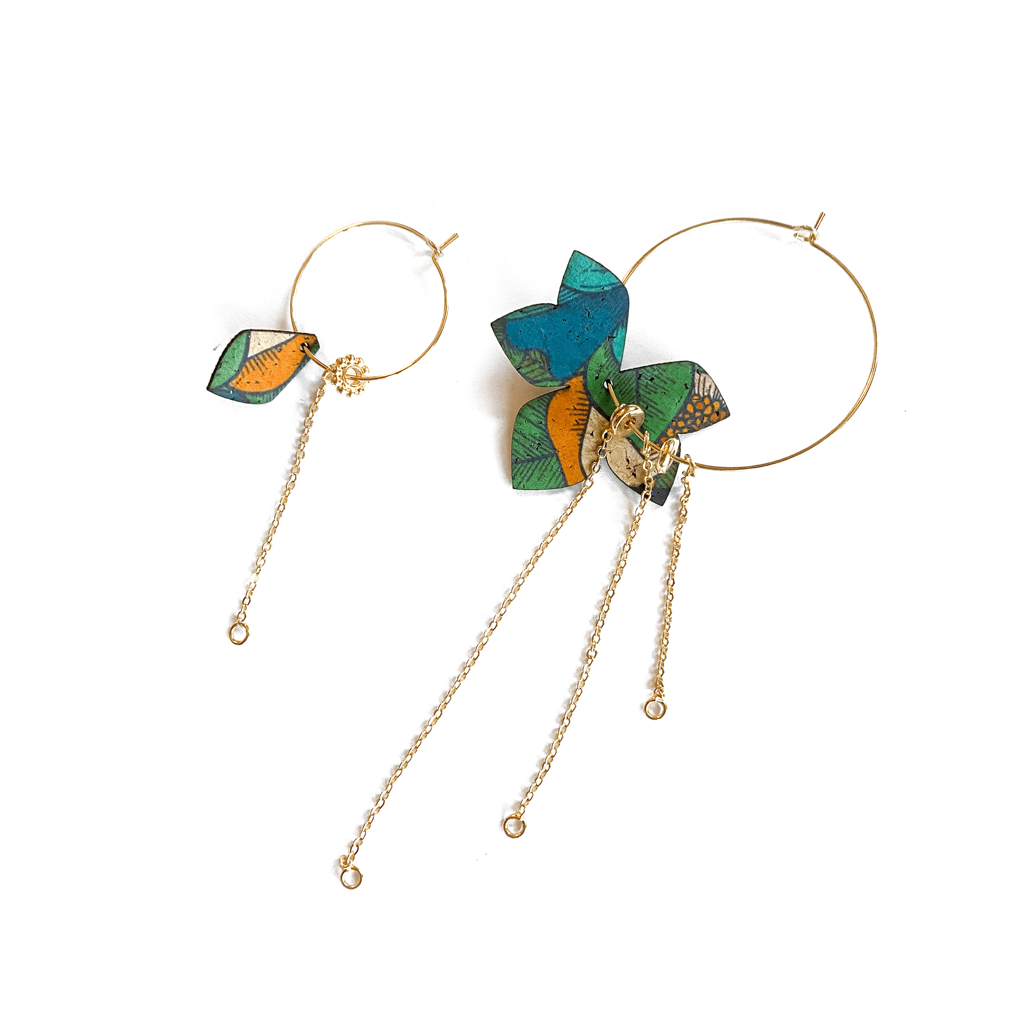 Boucles d'oreilles dépareillées Eve & Adam Primavera Divine Jaune : créoles dorées liège jaune et turquoise avec chainettes asymétriques, bijou édition limitée fait en France.