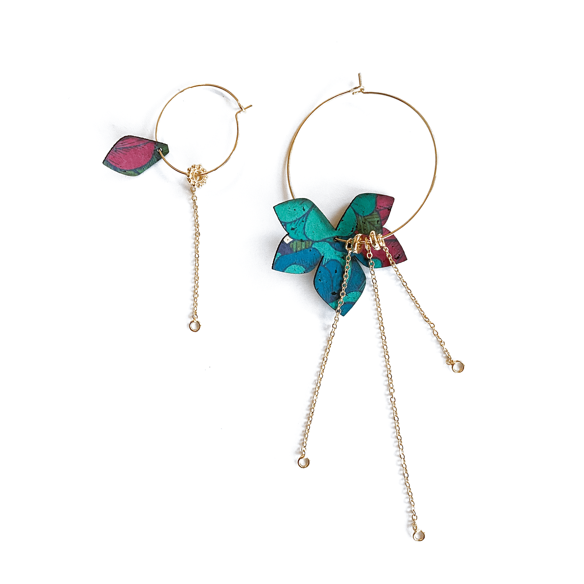 Boucles d'oreilles dépareillées Eve & Adam Primavera Divine ROSE : créoles dorées liège violet et turquoise avec chainettes asymétriques, bijou édition limitée fait en France.