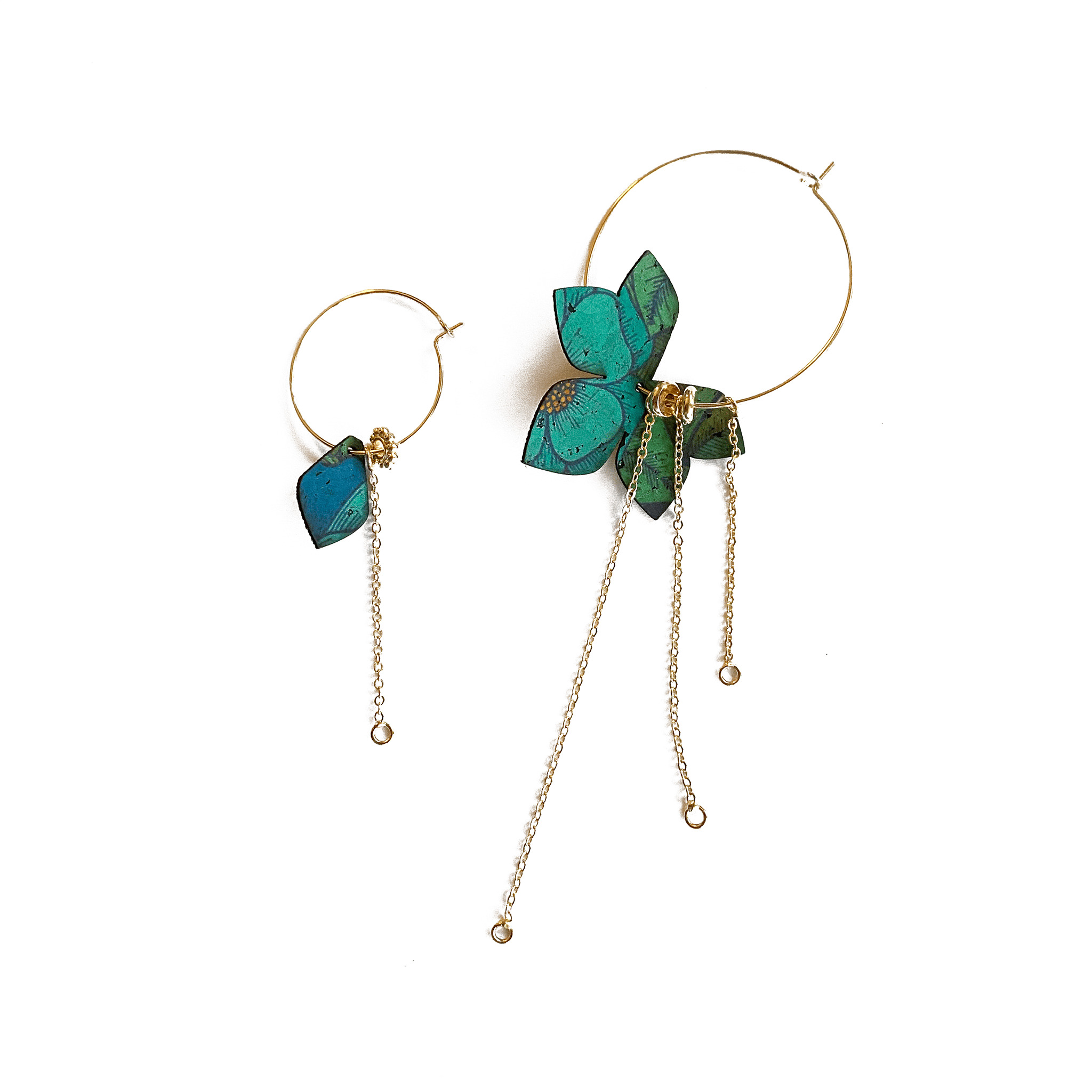 Boucles d'oreilles dépareillées Eve & Adam Primavera Divine Turquoise : créoles dorées liège violet et turquoise avec chainettes asymétriques, bijou édition limitée fait en France.