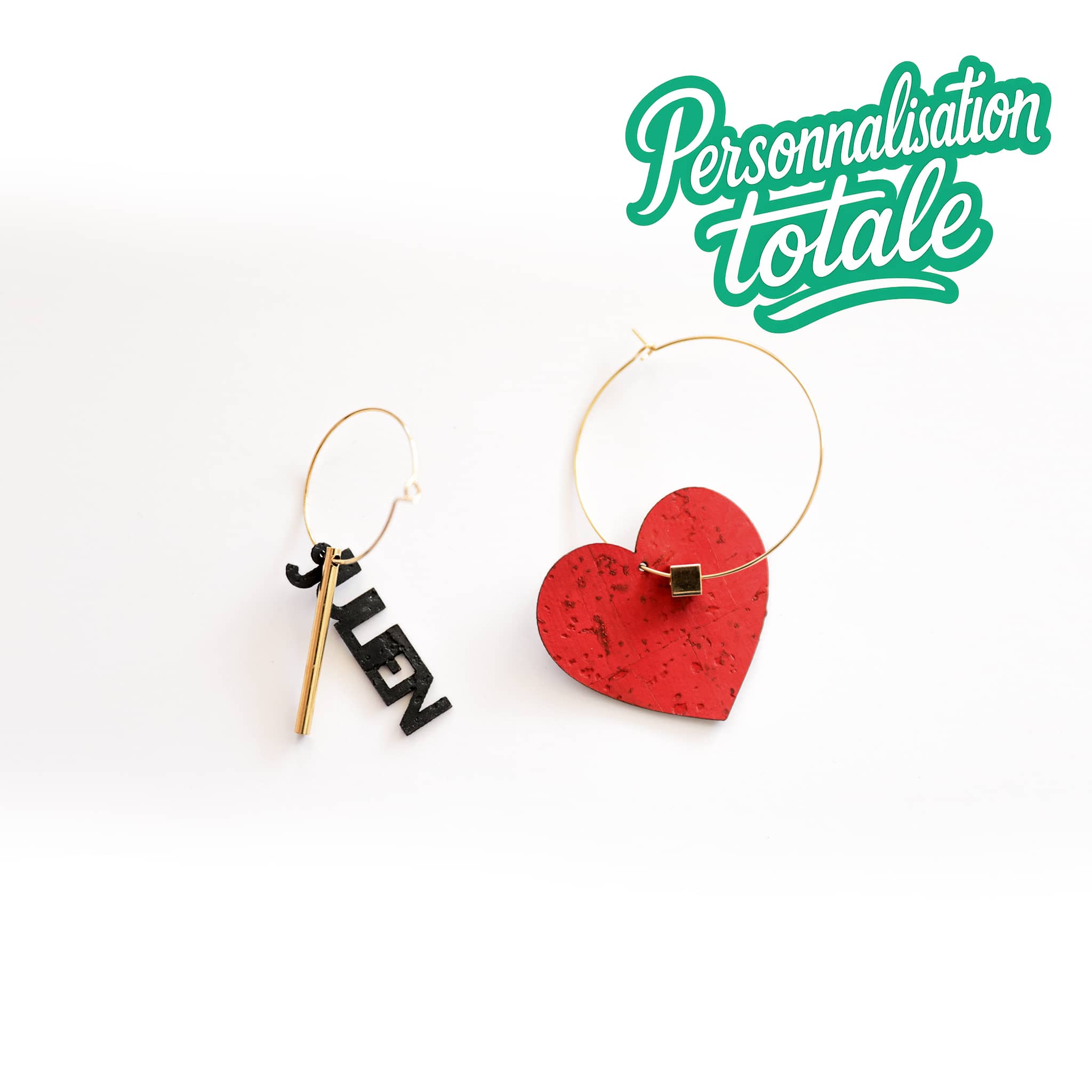 Boucles d’oreilles créoles sur mesure avec prénom découpé au laser et breloques assorties – personnalisation intégrale selon votre prénom.