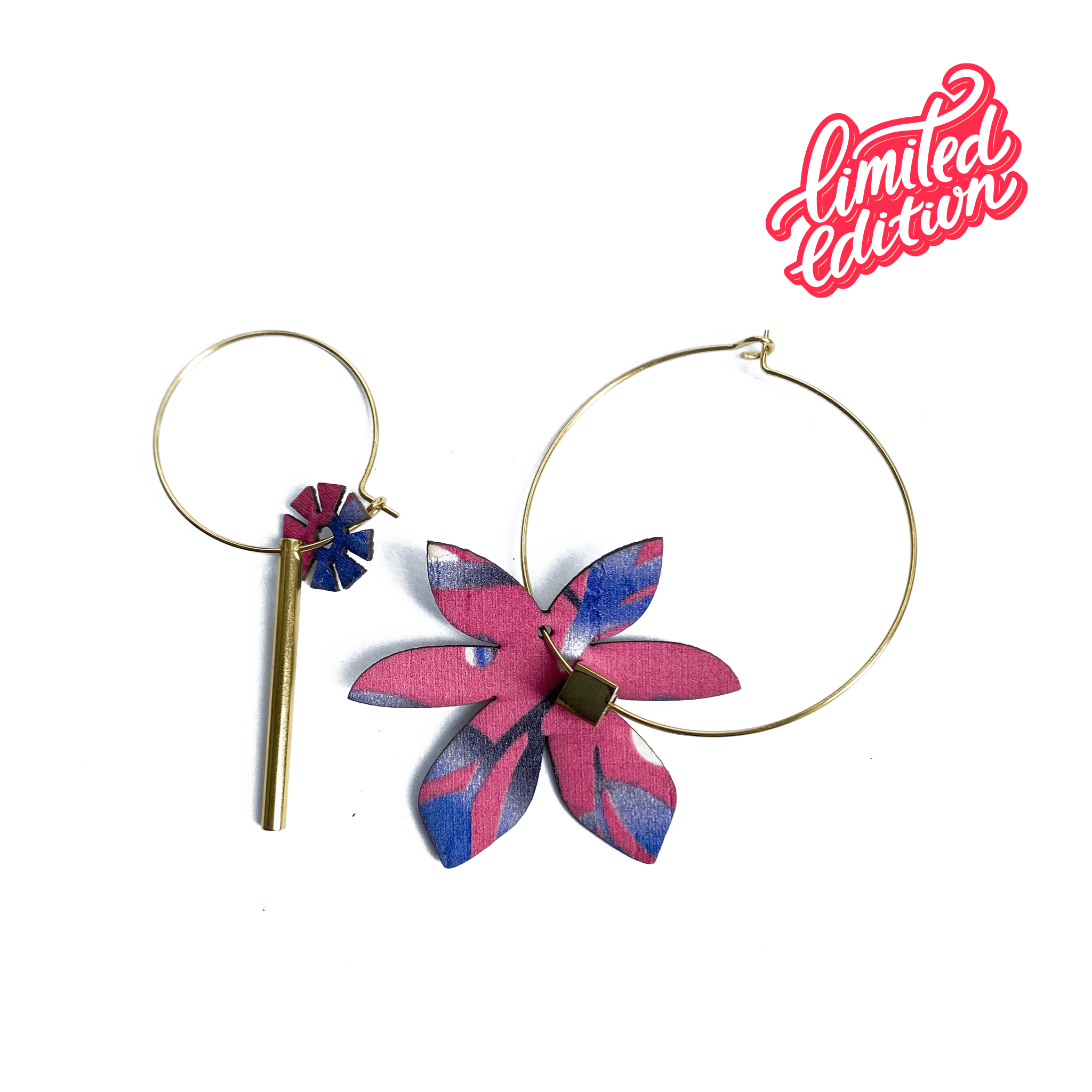 Créoles asymétriques Brangelina Bloom en édition limitée – boucles d’oreilles dépareillées artisanales avec motif floral rouge et bleu, fabriquées à la main en France