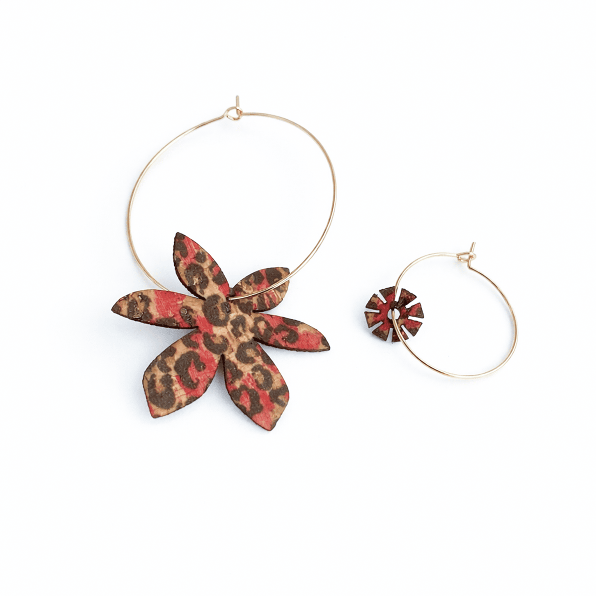 Boucles d’oreilles Brangelina Pink Leo, créoles dépareillées or avec fleur léopard rose, édition limitée.