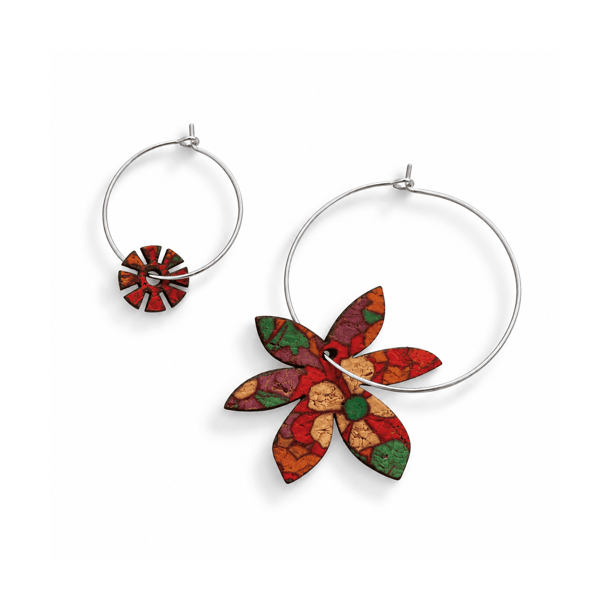 Boucles d'oreilles dépareillées Brangelina Sienna, créoles dorées kit essentiel avec breloque fleur en liège rouge et vert, fabrication France