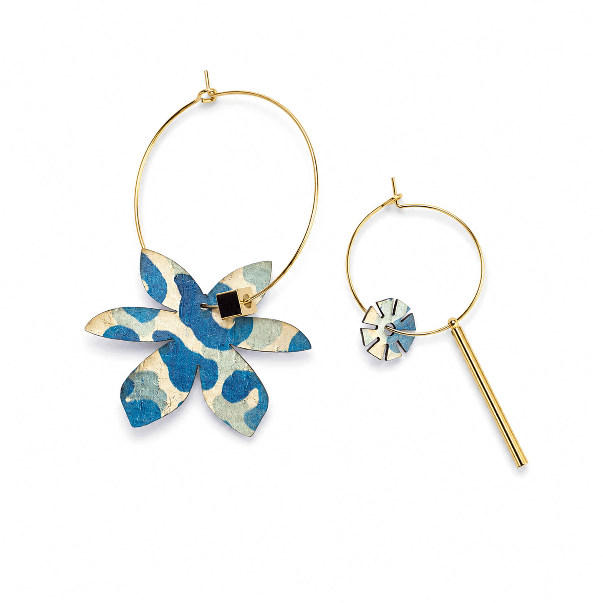 Boucles d'oreilles dépareillées Brangelina Tinos portées — créoles acier inox doré liège imprimé léopard bleu cobalt Matcha Paris