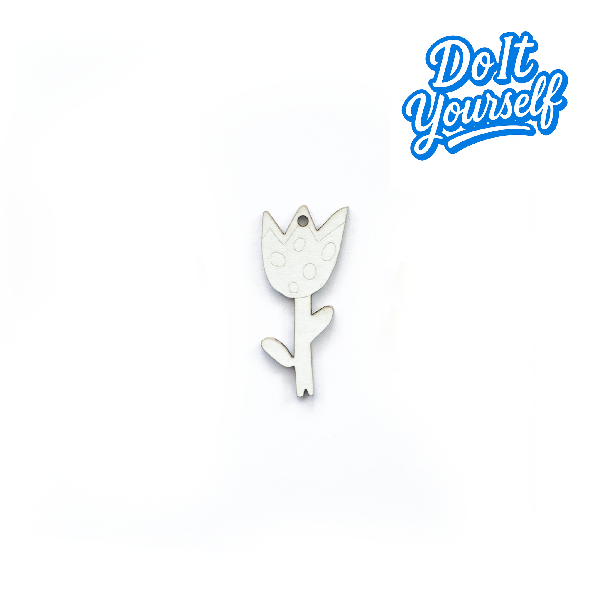 Une breloque à customiser maison avec peinture et touche arty