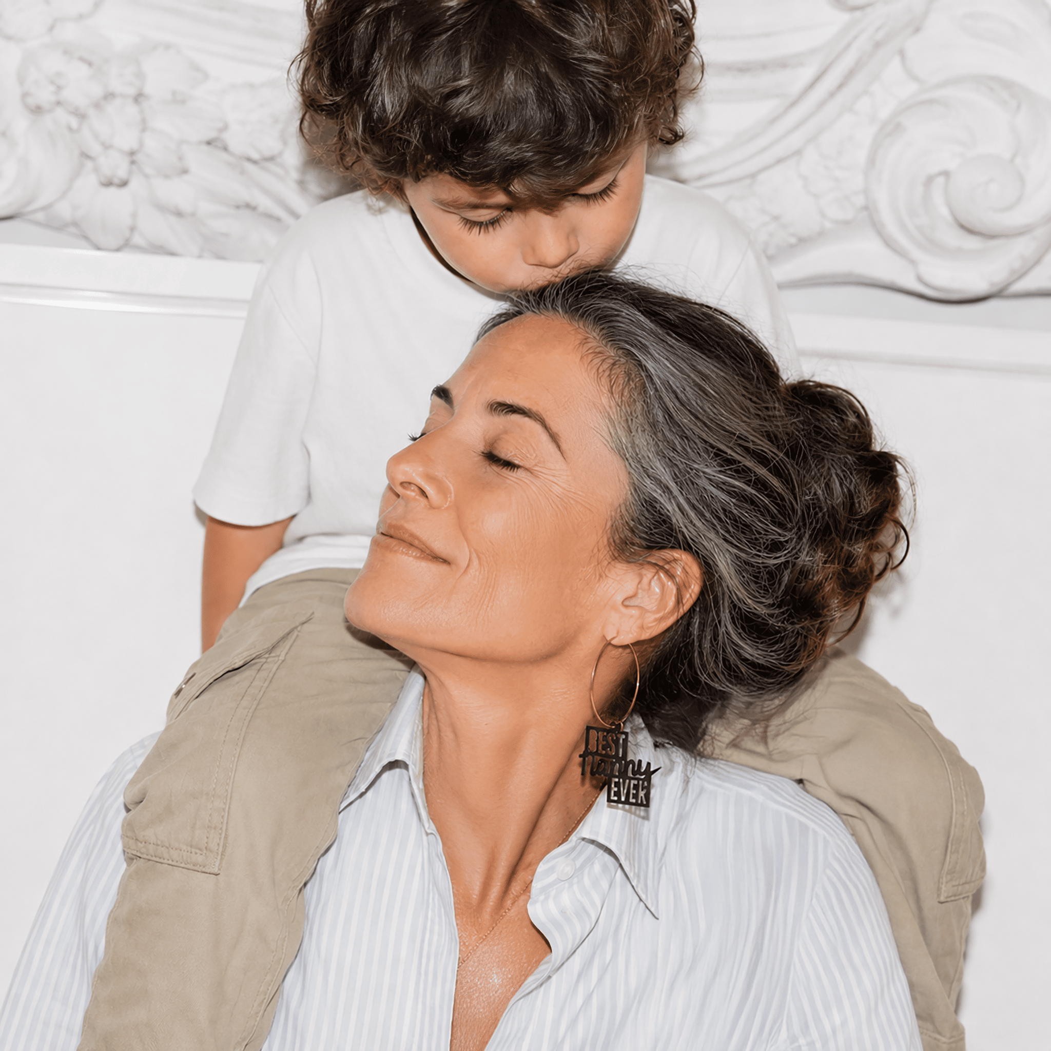 Boucles d'oreilles dépareillées Best Nanny Ever portées — femme avec enfant, cadeau nounou original artisanal fait en France