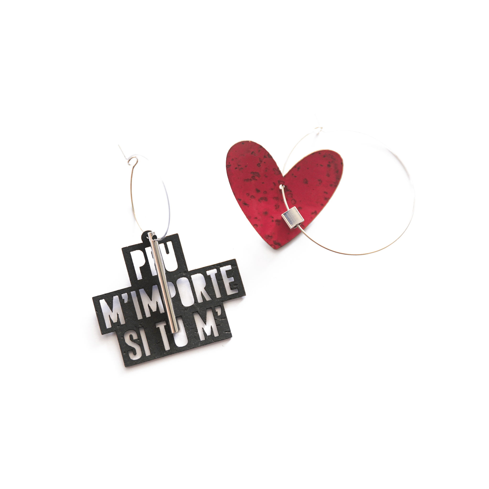 Boucles d’oreilles dépareillées faites main avec message “Peu m’importe si tu m’aimes” et cœur rouge, bijou artisanal original et affirmé