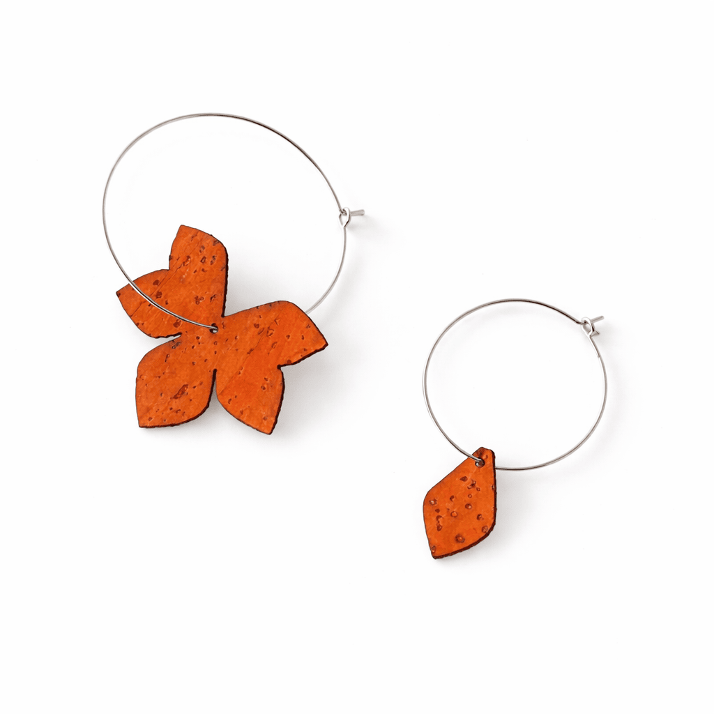Boucles d oreilles asymetriques avec creoles argent et breloques orange en forme de feuilles, bijou createur original et leger femme