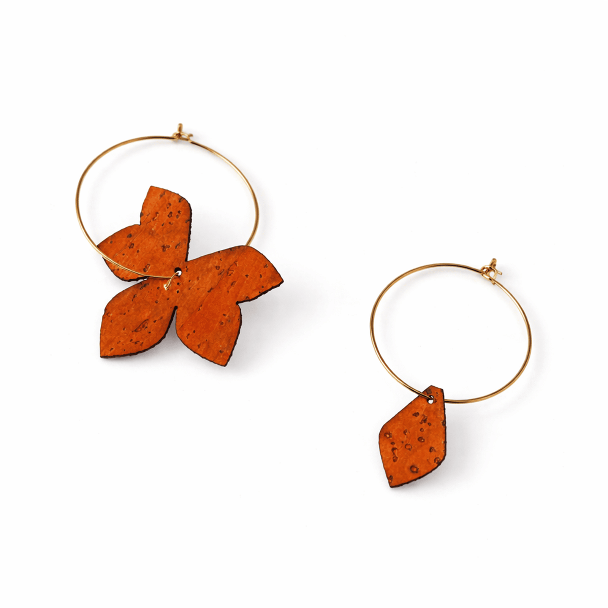 Boucles d oreilles asymetriques avec creoles argent et breloques orange en forme de feuilles, bijou createur original et leger femme