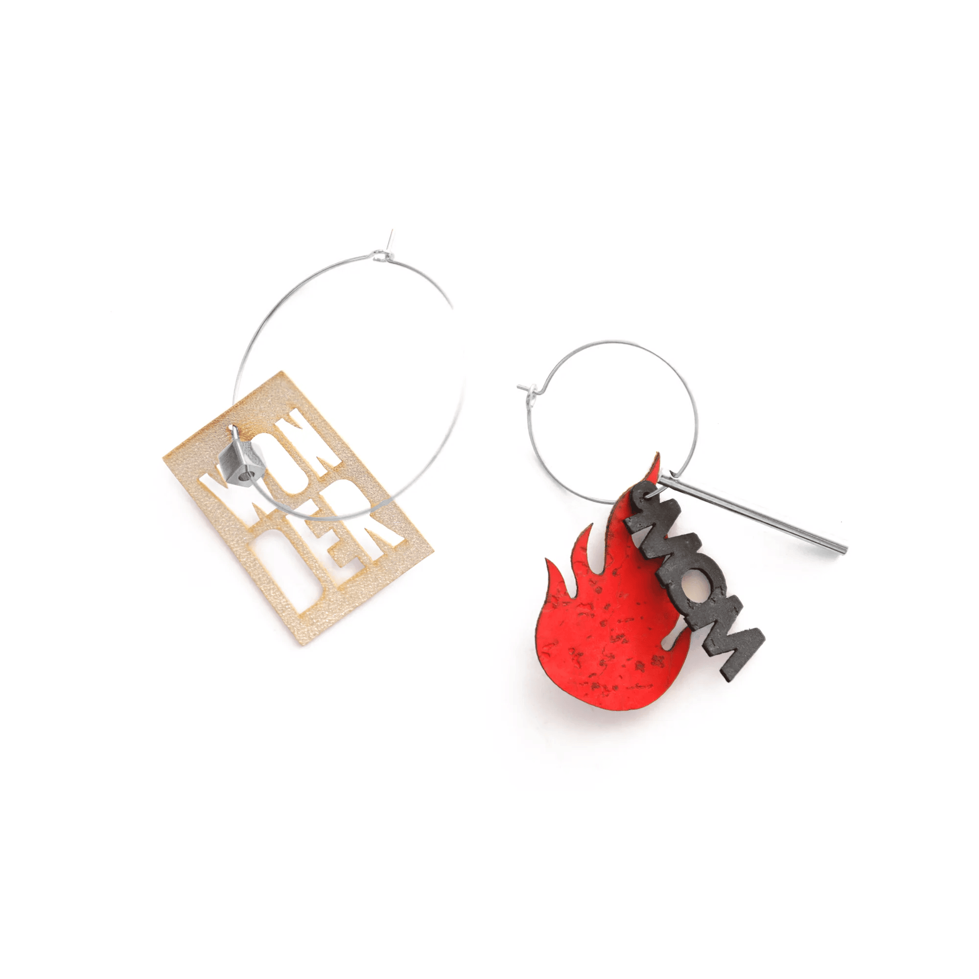 Boucles d'oreilles dépareillées Wondermom : créoles argent avec pendentif bois texte WONDER et flamme rouge MOM