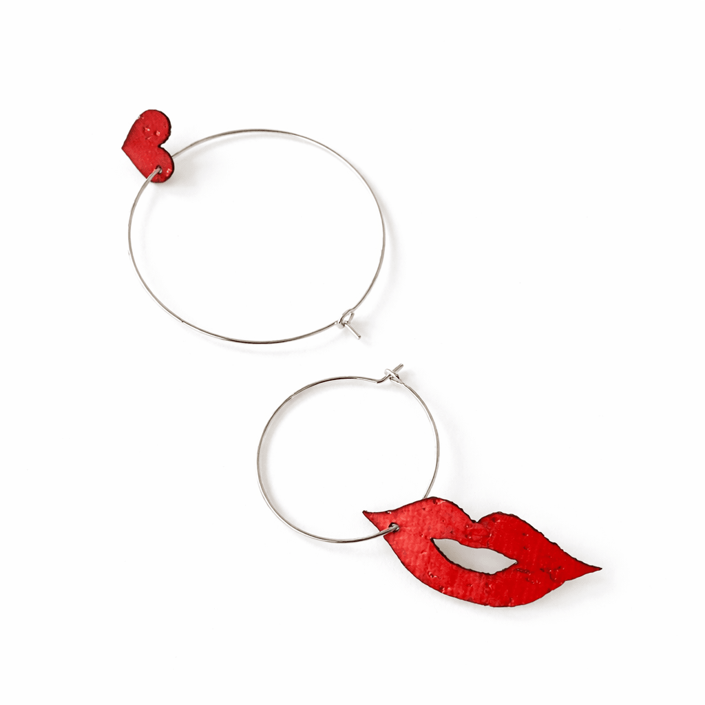 Boucles d oreilles depareillees avec levres rouges et coeur sur creoles en acier inoxydable argent bijou original et interchangeable