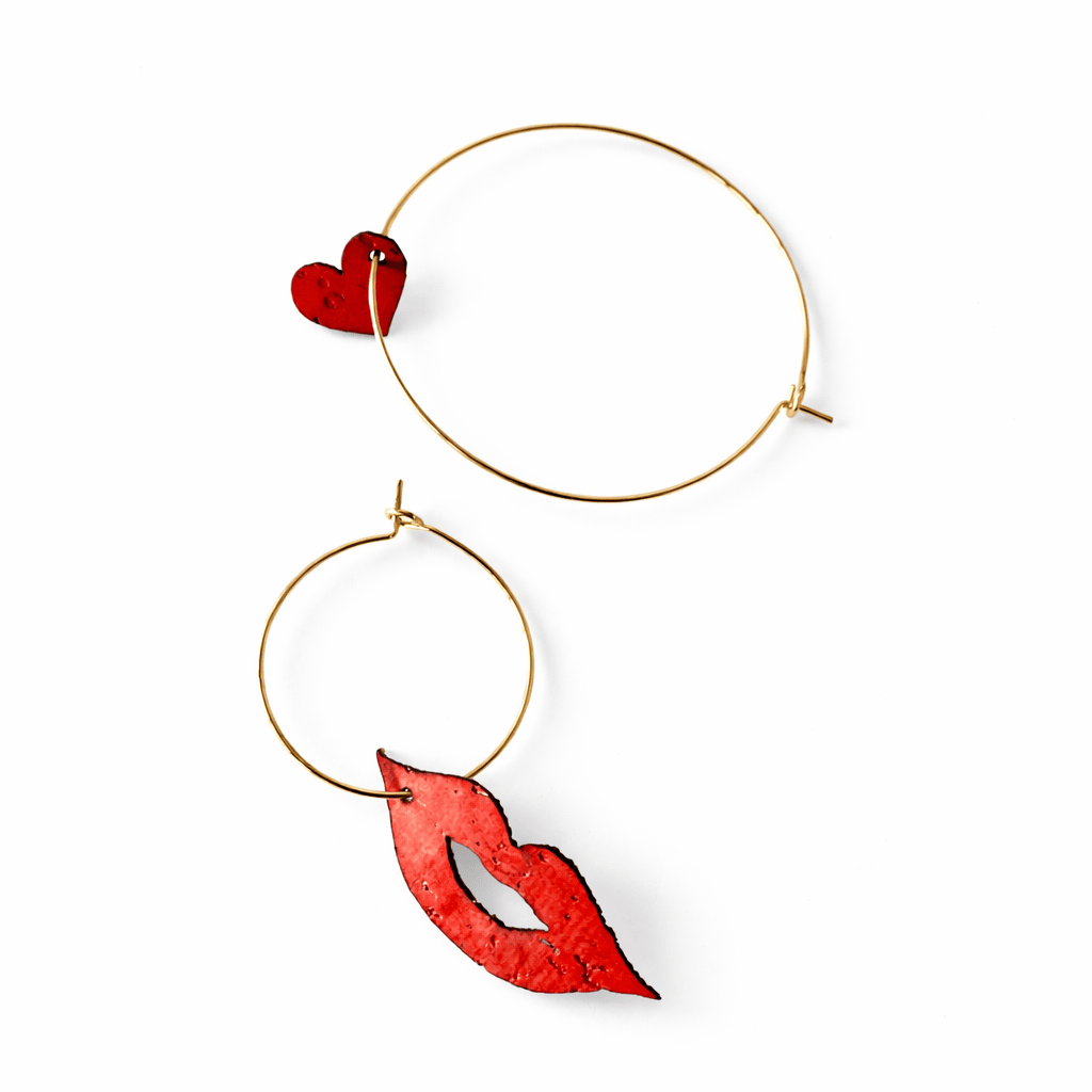 Boucles d oreilles depareillees avec levres rouges et coeur sur creoles en acier inoxydable or bijou original et interchangeable