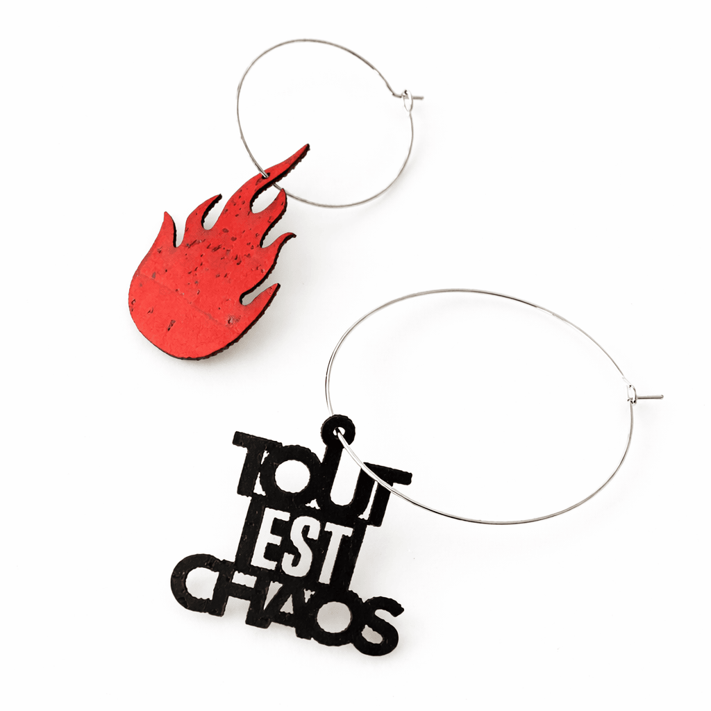 Boucles d oreilles depareillees avec message tout est chaos noir et flamme rouge sur creoles en acier inoxydable argent bijou original et interchangeable