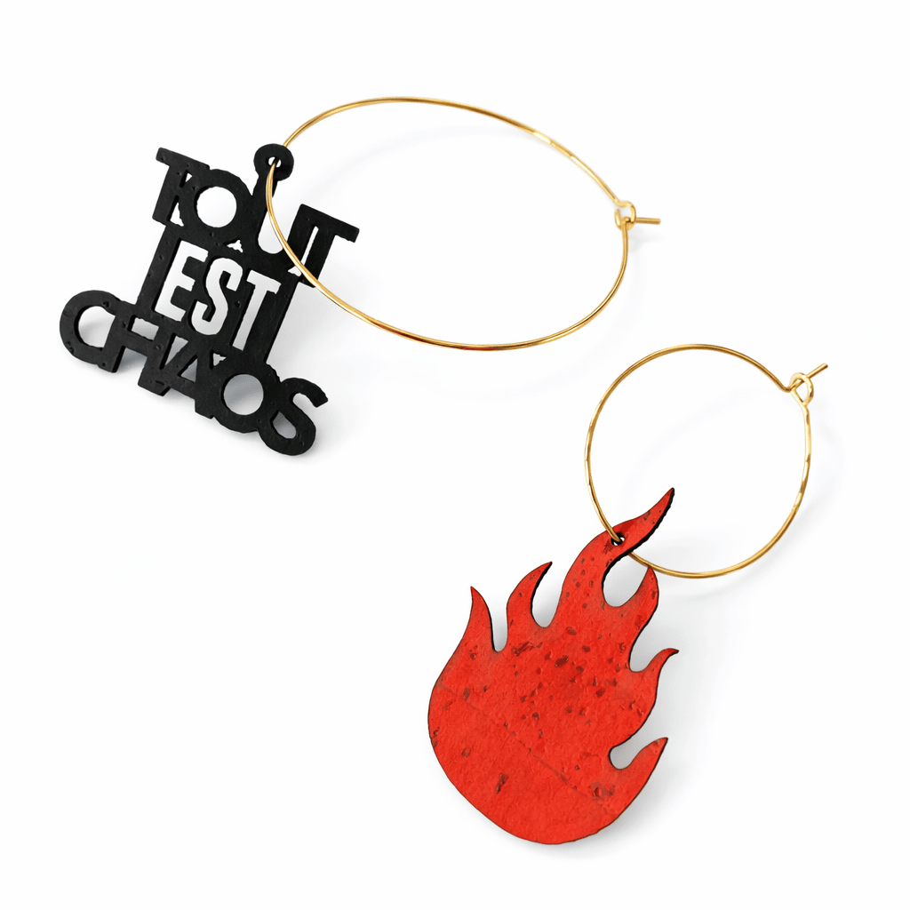 Boucles d oreilles depareillees chanson vintage avec message tout est chaos noir et flamme rouge sur creoles en acier inoxydable or bijou original et interchangeable