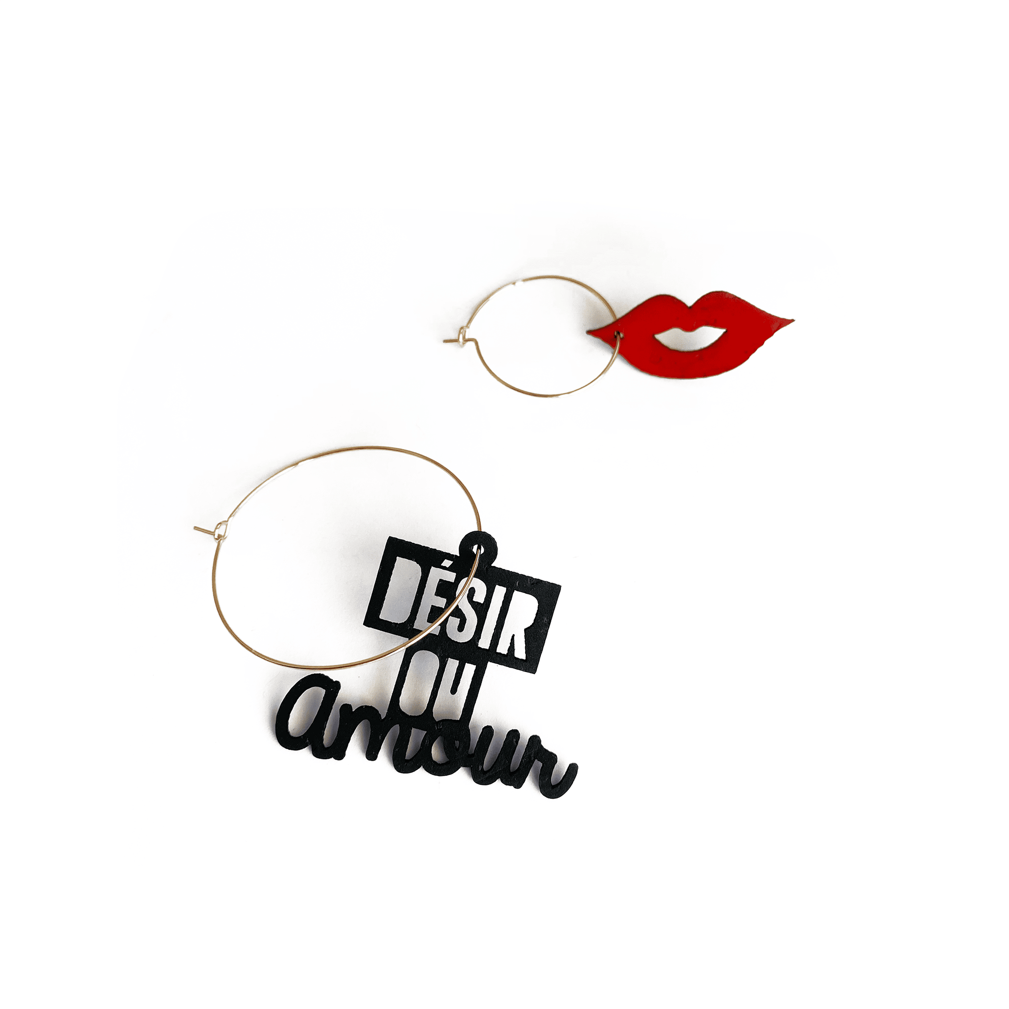 Paire de creoles depareillees or avec message “désir ou amour” et breloque bouche rouge, boucles d oreilles asymétriques artisanales Matcha Paris