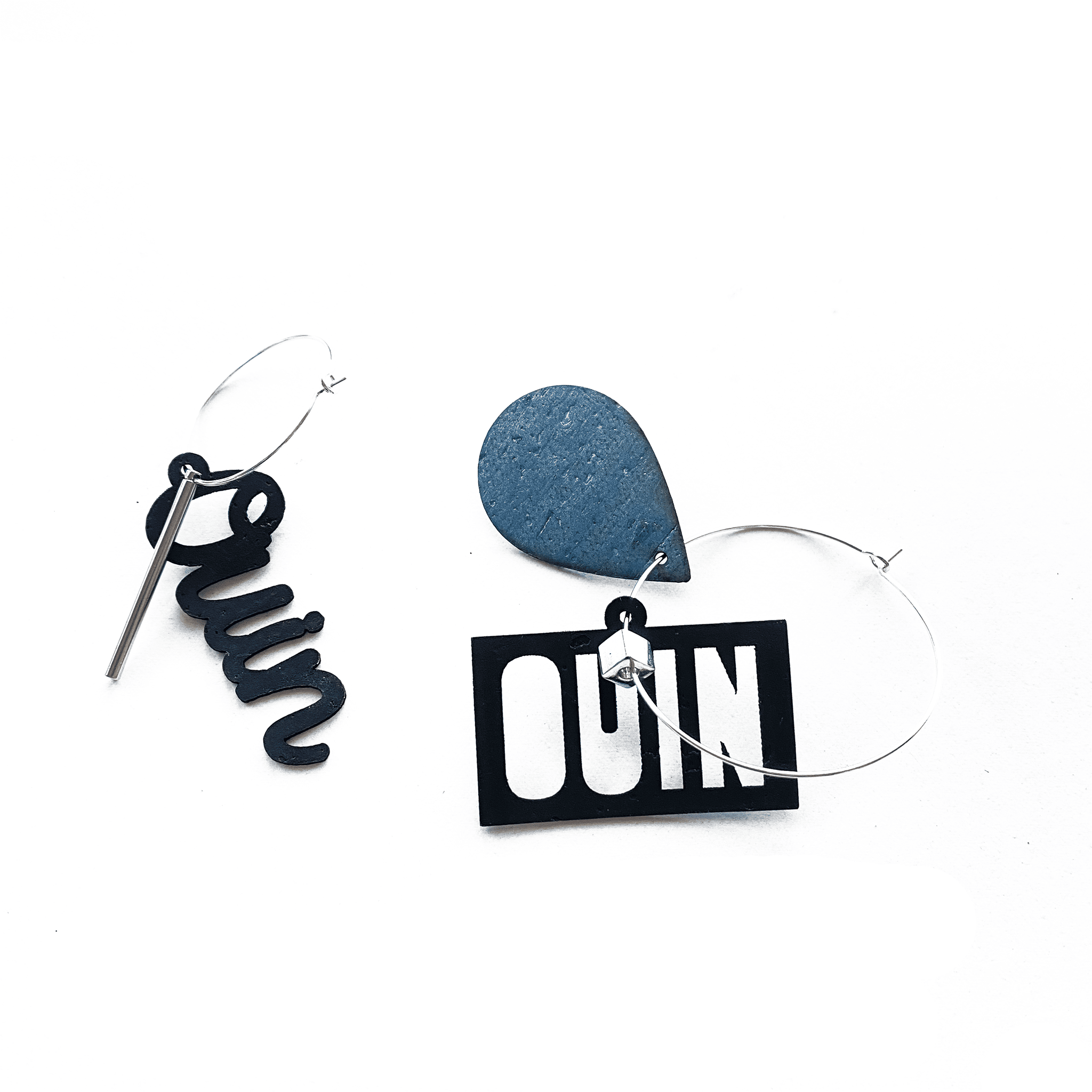 Boucles d oreilles femme fantaisie feministes avec creoles interchangeables, message ouin ouin noir et breloque bleue, bijou original et engage, style fun et decale, boucles d oreilles artisanales made in France