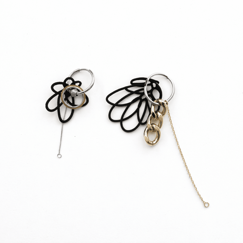 Boucles d oreilles fantaisie femme asymetriques avec creoles argent, breloques noires graphiques et chaine doree pendante, bijou createur original style moderne et affirmé