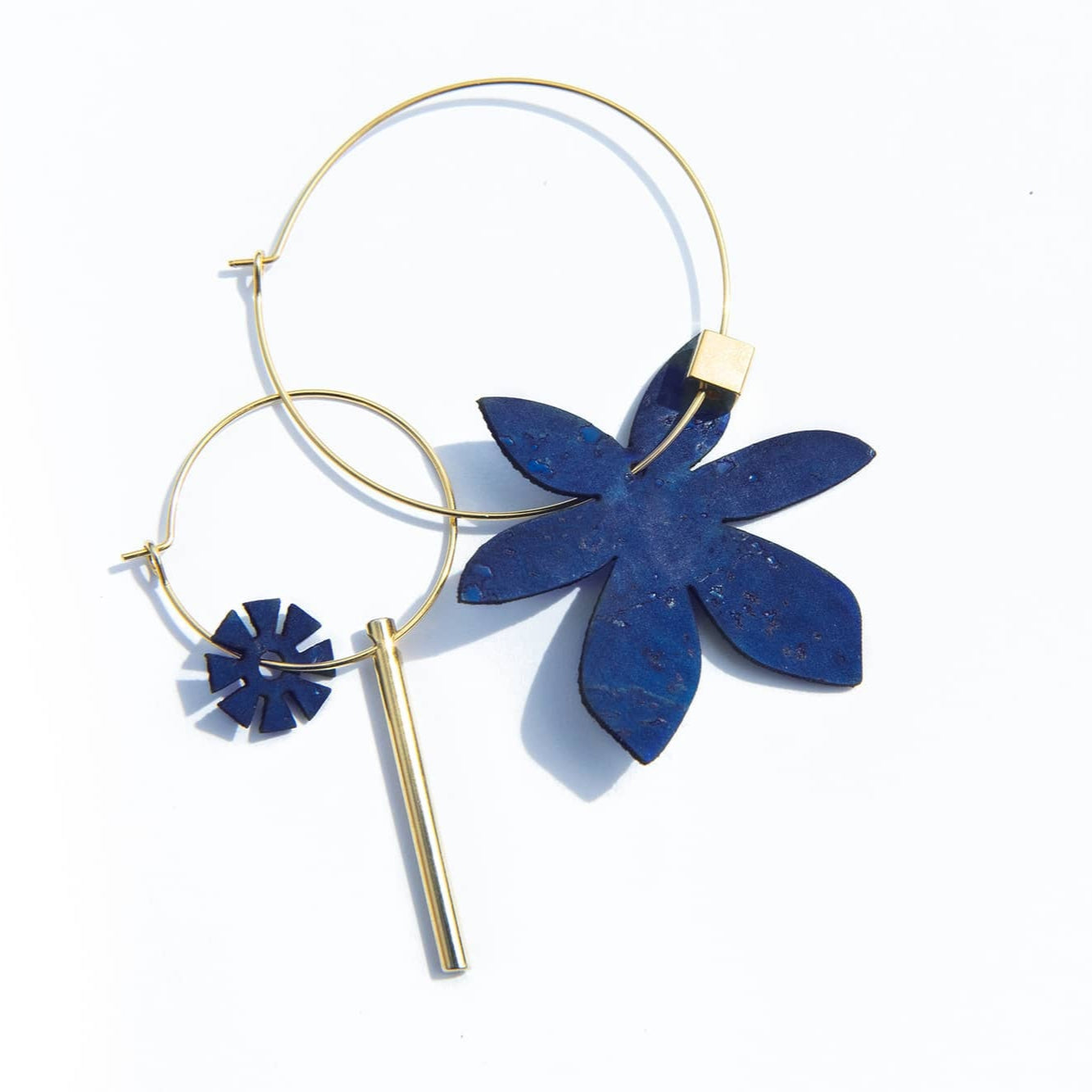 CREOLE_BRANGELINA_INDIGO.jpgBoucles d oreilles fantaisie femme avec créoles dorées asymétriques et breloques bleu indigo forme fleur, bijou original coloré et artisanal made in France