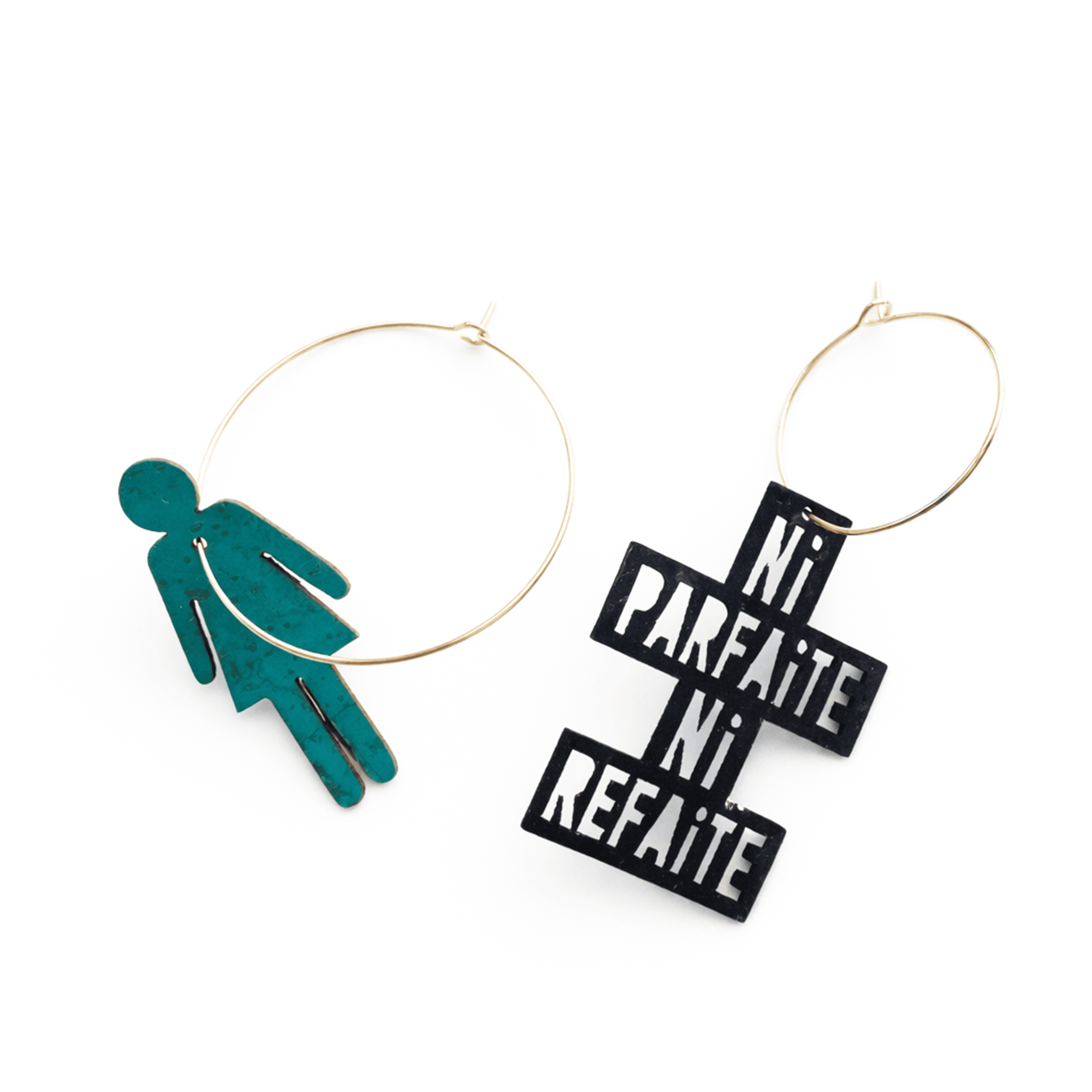 Boucles d oreilles fantaisie femme dorées avec créoles asymétriques et breloques ni parfaite ni refaite, bijou féministe empowering original artisanal made in France