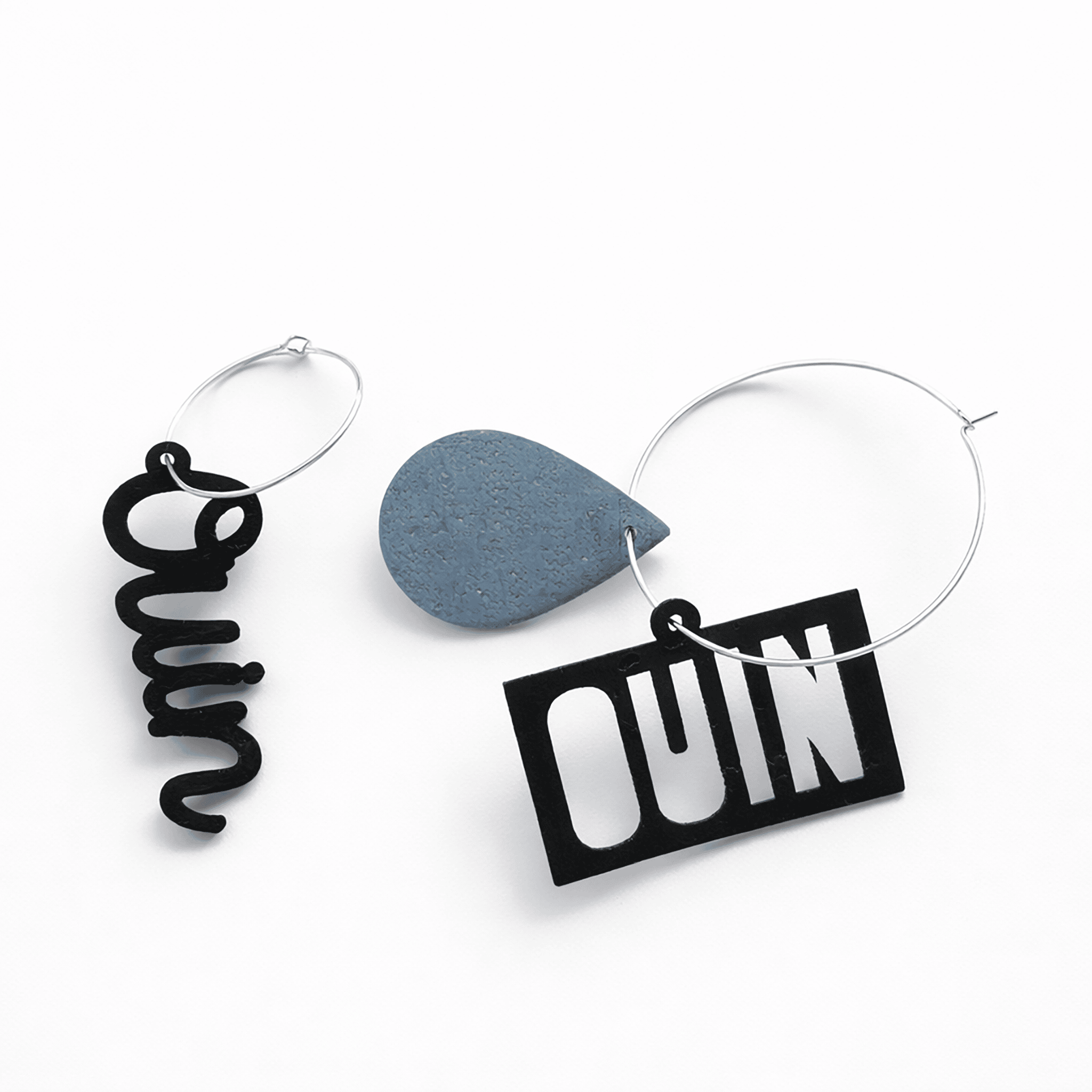 Boucles d oreilles creoles depareillees argent avec message ouin ouin noir et breloque abstraite bleue, bijou feministe ironique et original, creoles interchangeables faites main en France