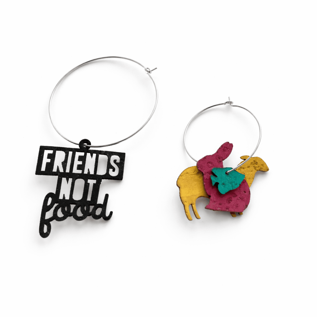 Boucles d oreilles asymetriques avec message Friends Not Food et breloques animaux colores sur creoles argent, bijou vegan engage et original femme
