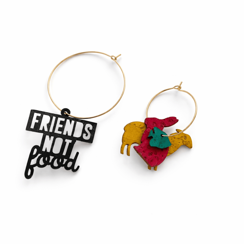 Boucles d oreilles asymetriques dorees avec message Friends Not Food et breloques animaux colores sur creoles or, bijou vegan engage femme style original