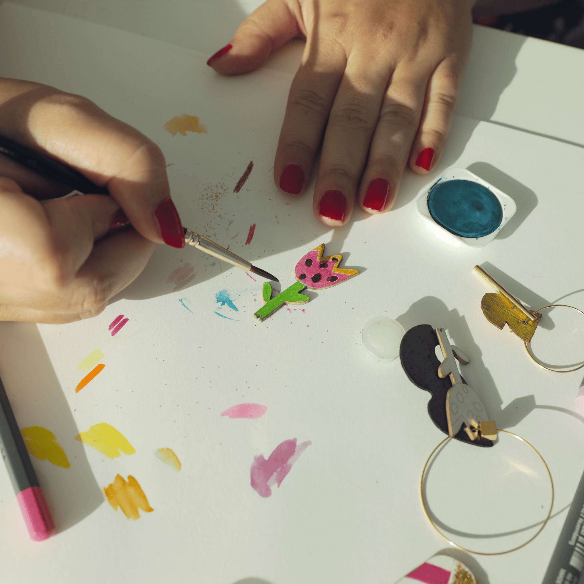Bijou personnalisable Matcha Paris, modèle Flower : un kit DIY à peindre, coller et assembler, pour des boucles d’oreilles uniques et éco-responsables.