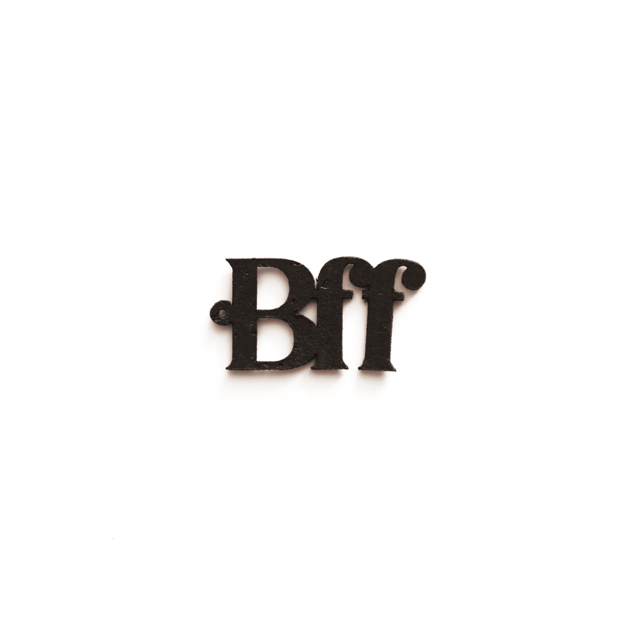Breloque noire "BFF" en lettres stylisées, en matériau vegan, vue de face sur fond blanc, bijou personnalisable et éthique de Matcha Paris.