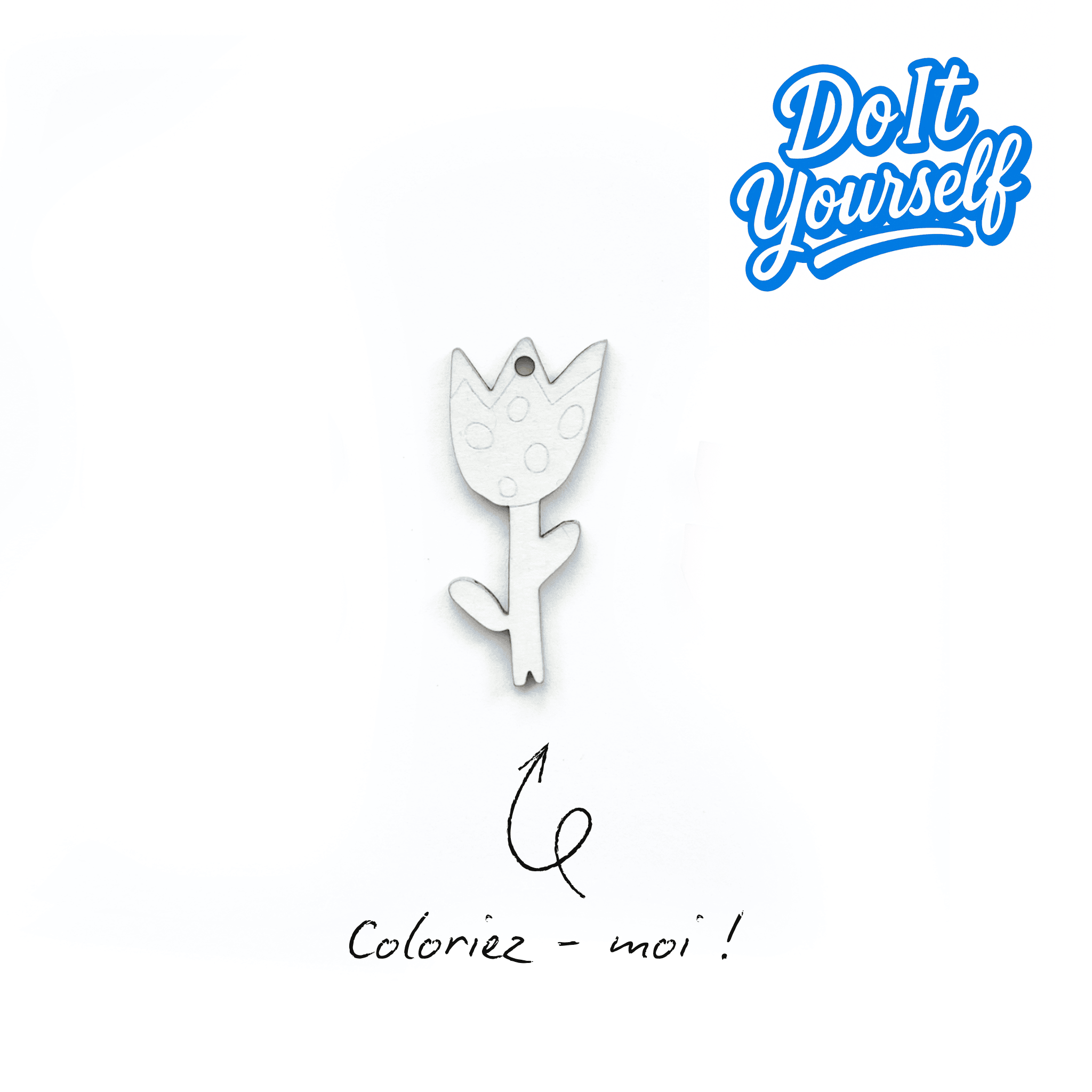 Une breloque à customiser maison avec peinture et touche arty