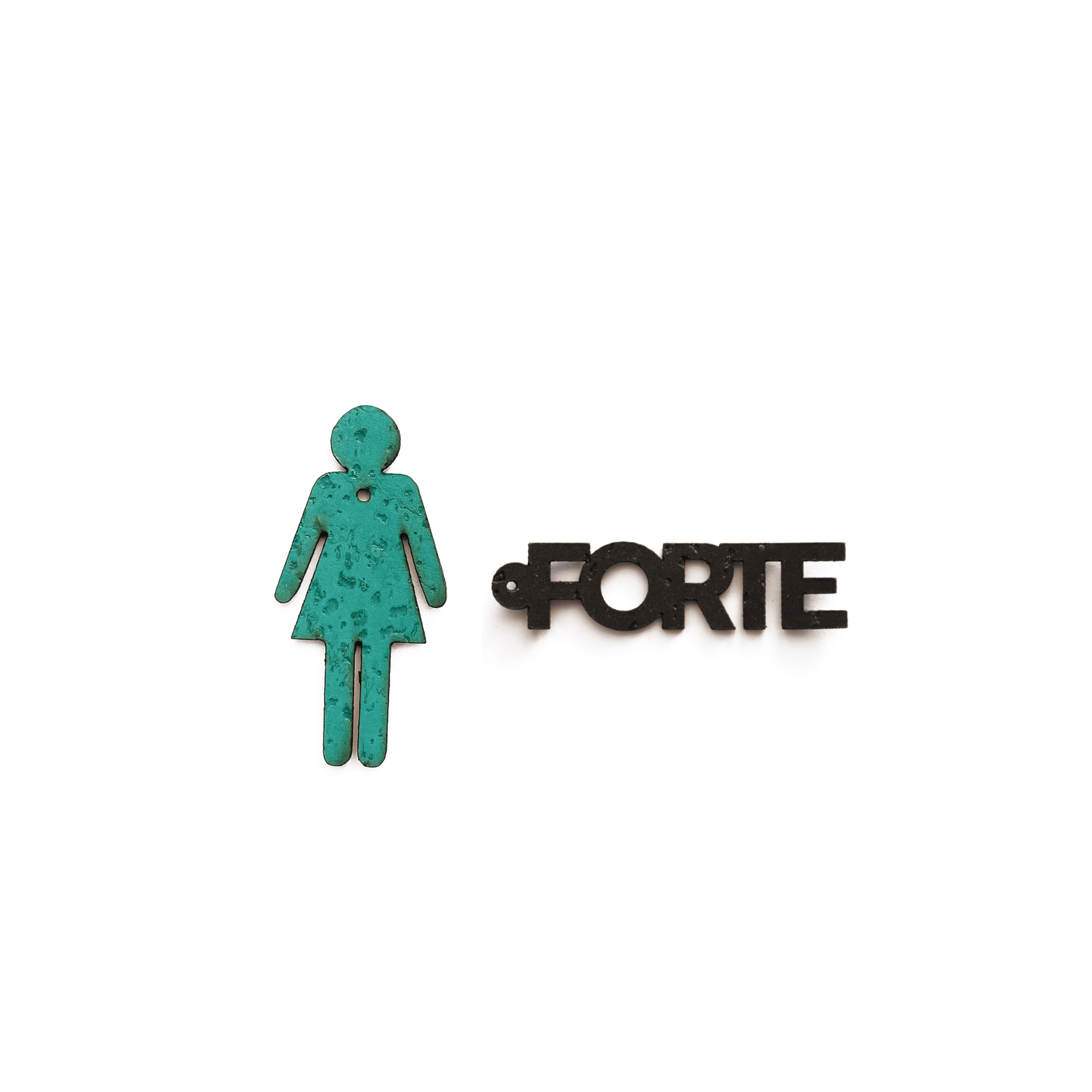 Breloque feministe femme forte avec symbole feminin, bijou engage a associer a des creoles asymetriques Matcha Paris