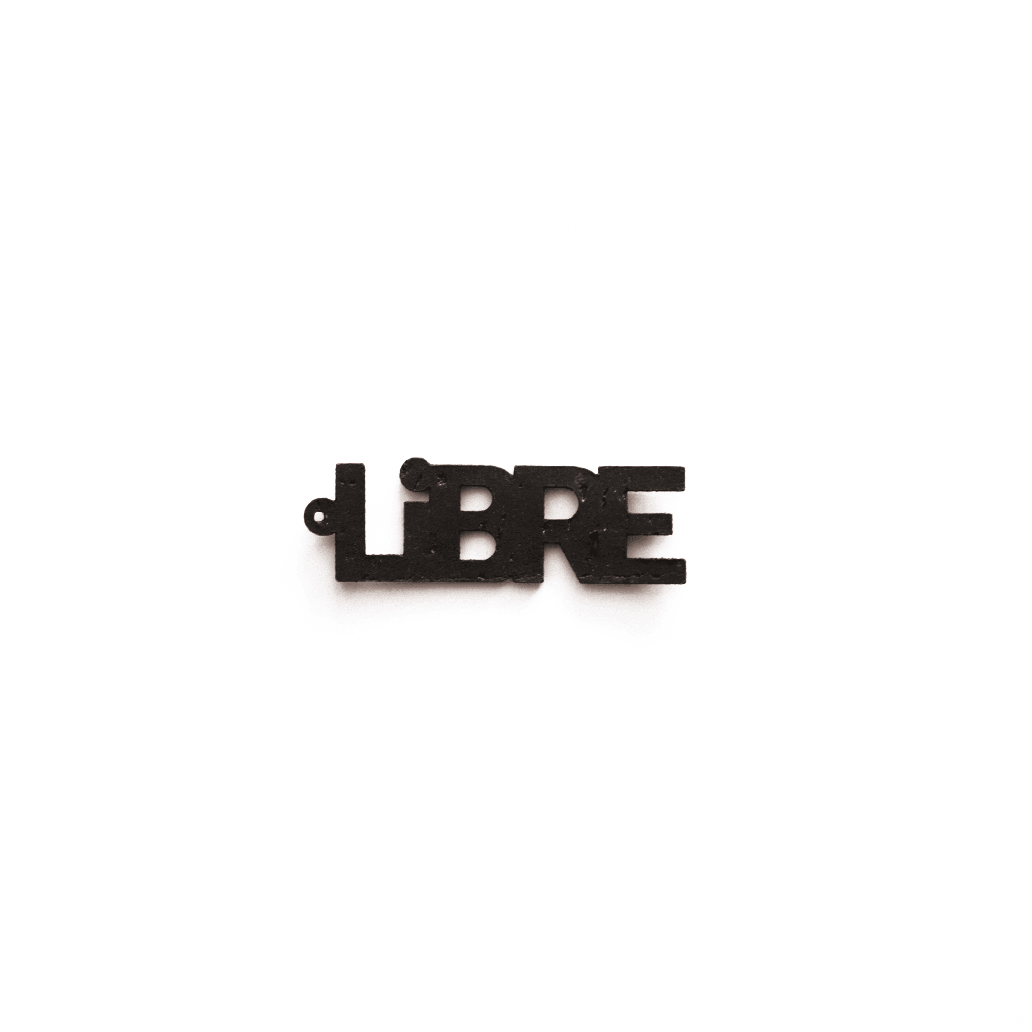 Breloque LIBRE en liege noir, message affirmé à porter fièrement
